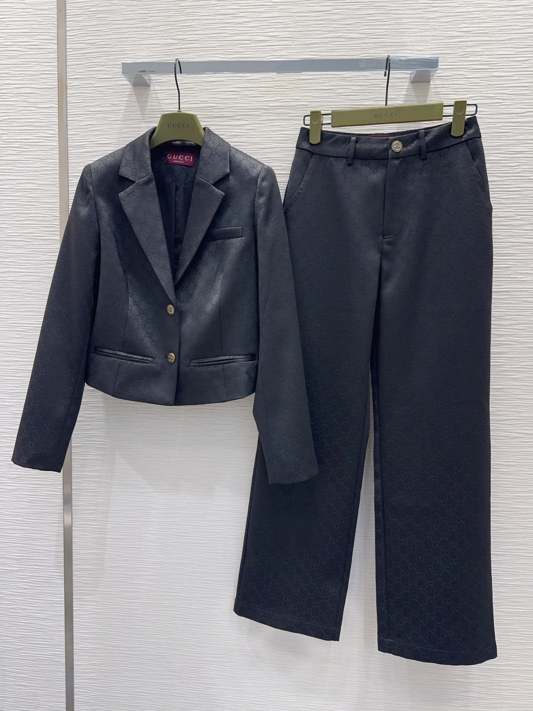 2026FW ジャカード セットアップ。 実寸目安:肩幅38 / 胸囲96 / 後中心丈48 / 袖丈62 / ウエスト68 / ヒップ92 / パンツ丈103