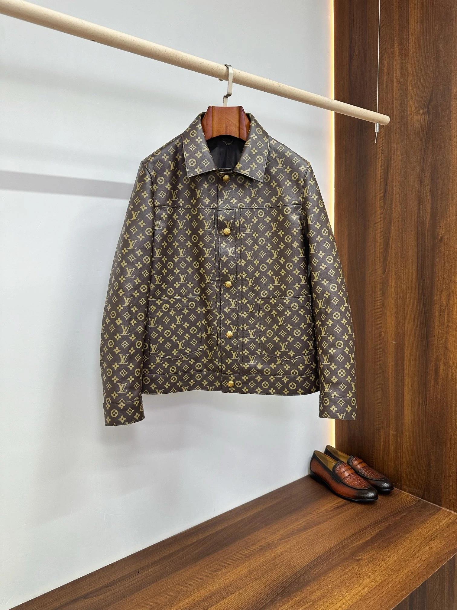 Louis Vuitton(ルイ・ヴィトン / LV)クラシックモノグラム総柄カーフワークジャケット|時代を超えたラグジュアリー必携アウター