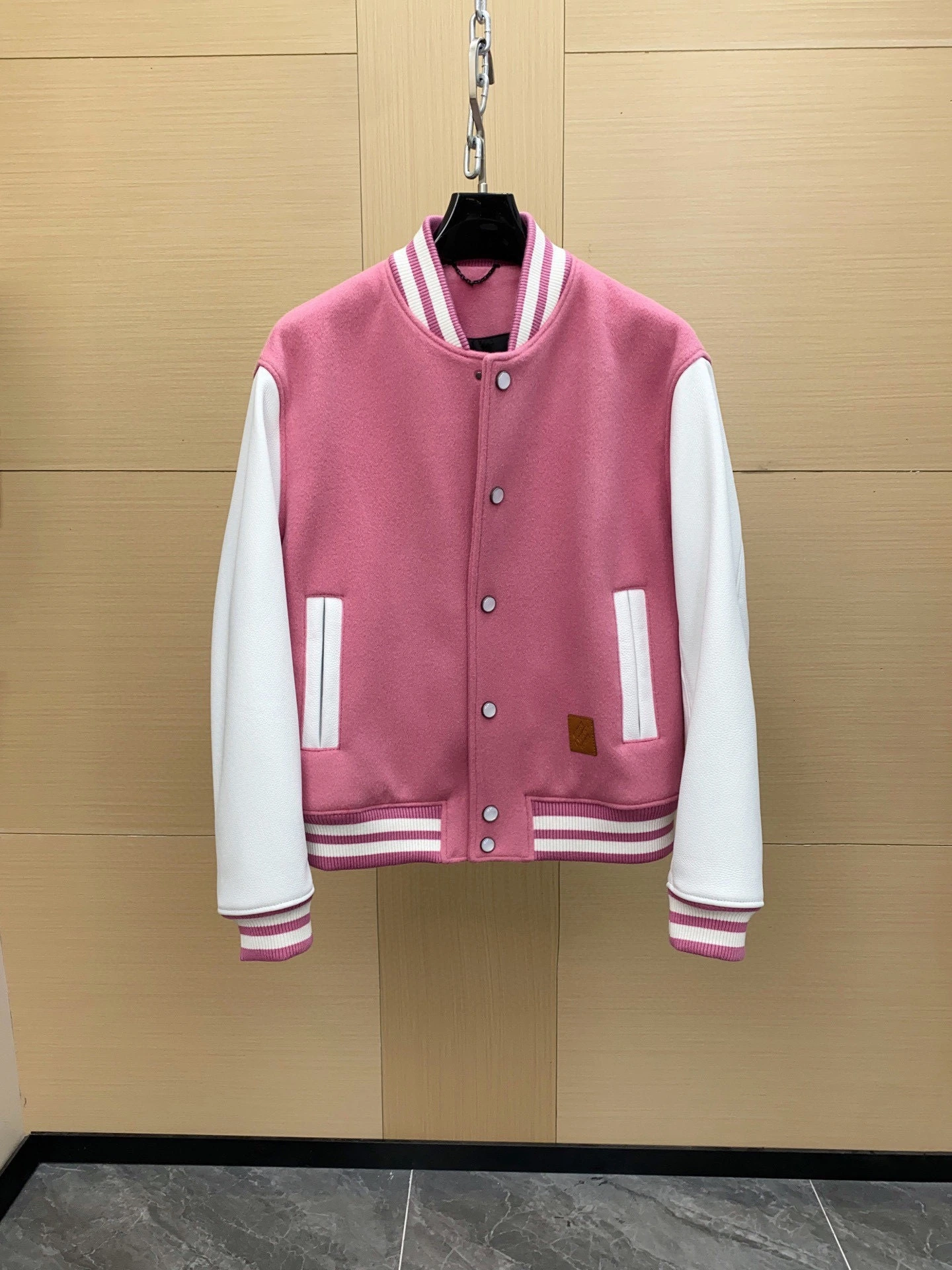 即納販売!Louis Vuitton(ルイ・ヴィトン / LV)/路易 FW25 Nigoシリーズ レザー切り替えパールボタンレザートリム前ポケット付きベースボールウエストコートジャケット