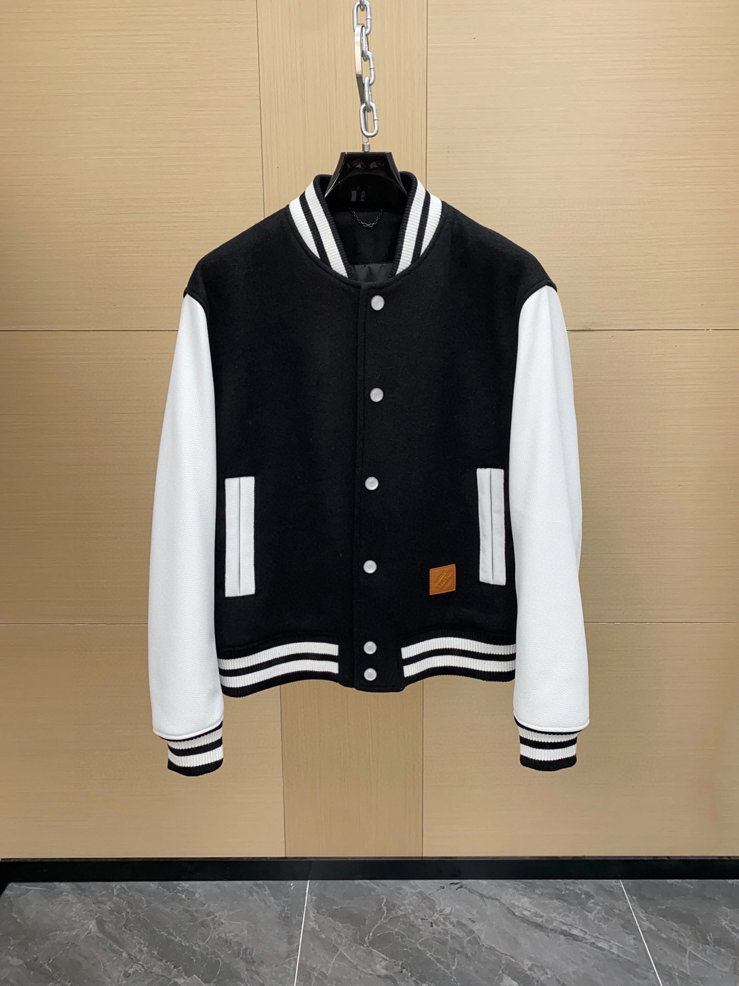 即納販売!Louis Vuitton(ルイ・ヴィトン / LV)/路易 FW25 Nigoシリーズ レザー切り替えパールボタンレザートリム前ポケット付きベースボールウエストコートジャケット