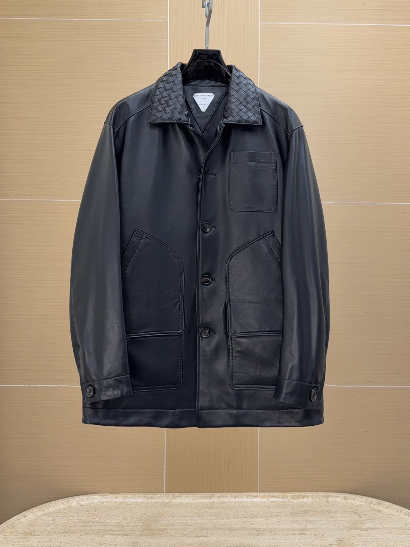Bottega Veneta(ボッテガヴェネタ / BV)のダーク/ブラックレザーサファリジャケット、襟付きスナップボタン開閉、チェストダブルポケット+ウエストダブルフラップポケットデザイン、ややロング丈
