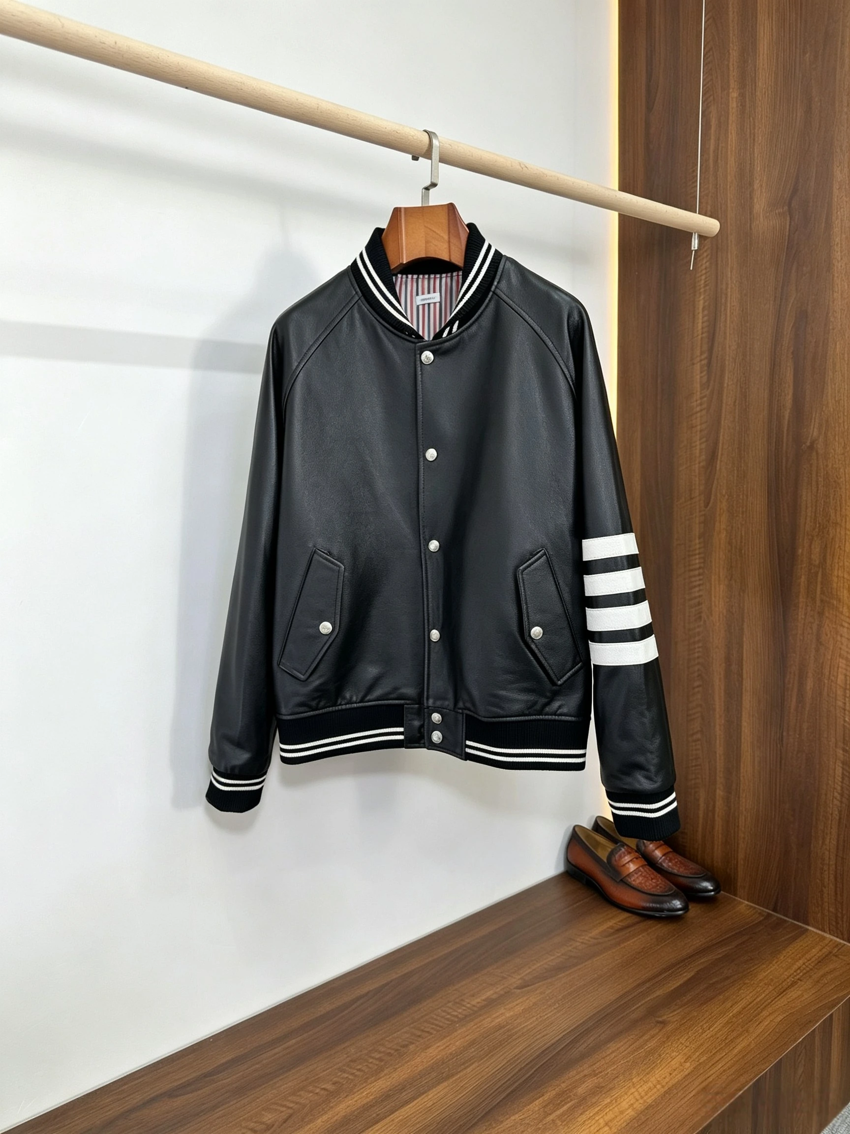 Thom Browne(トム・ブラウン / TB)4ラインラグジュアリーシープスキンベースボールジャケット
