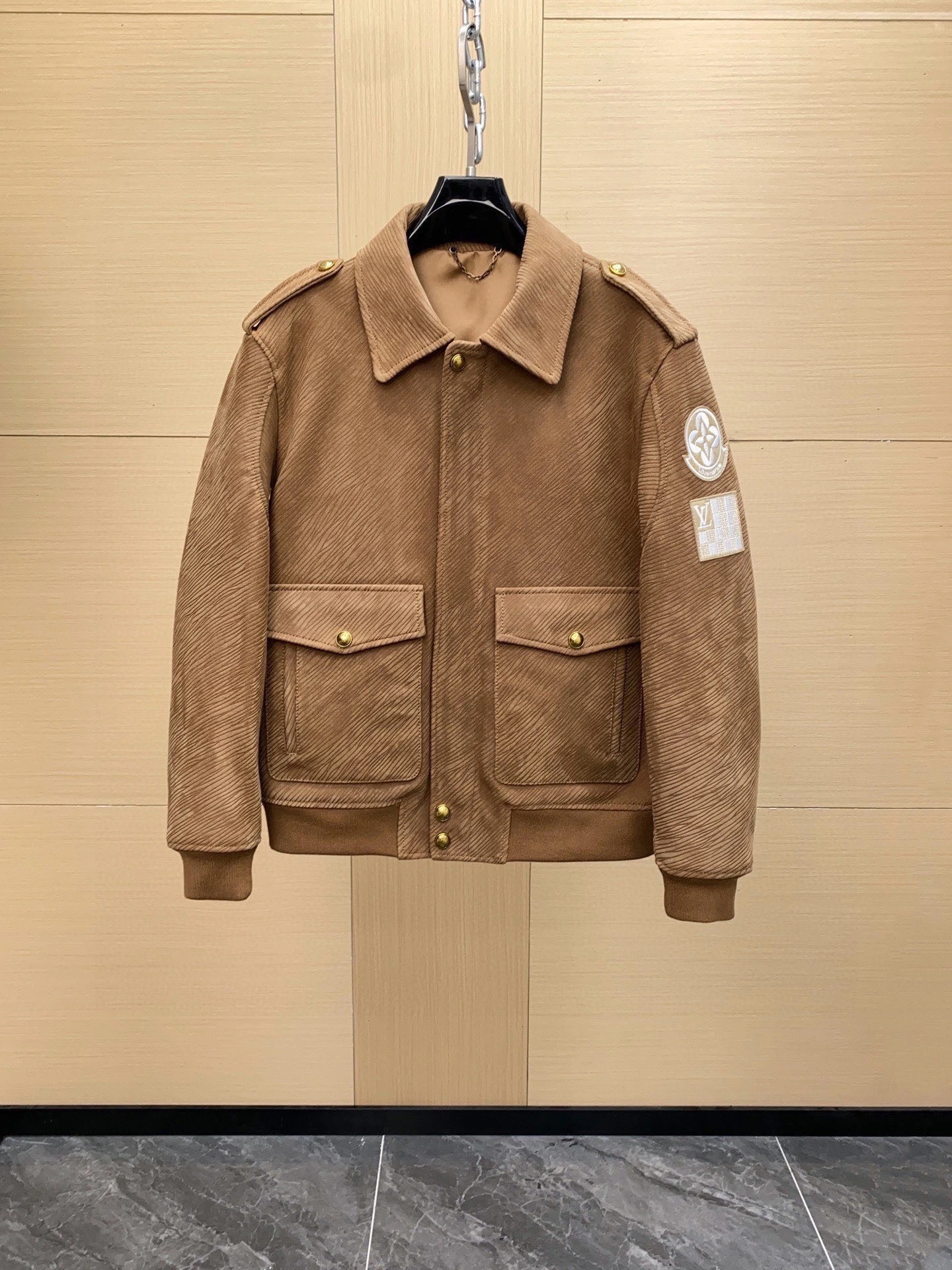 Louis Vuitton(ルイ・ヴィトン / LV)正規品定価5万2千円相当の当季新作Louis Vuitton(ルイ・ヴィトン / LV)メンズ本革シリーズ