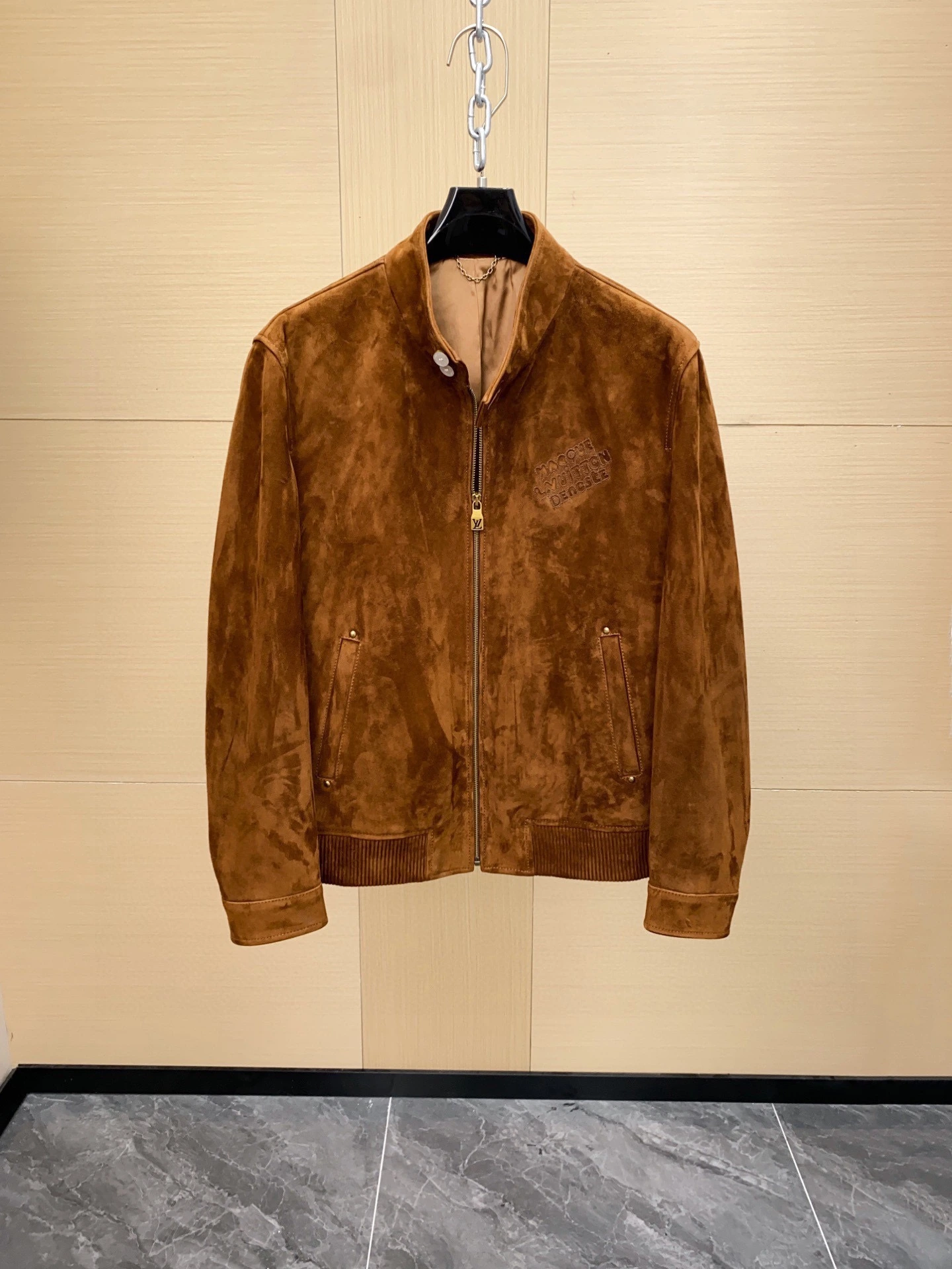 Louis Vuitton(ルイ・ヴィトン / LV)2025秋冬新作メンズスエードシープスキンジャケット堂々登場