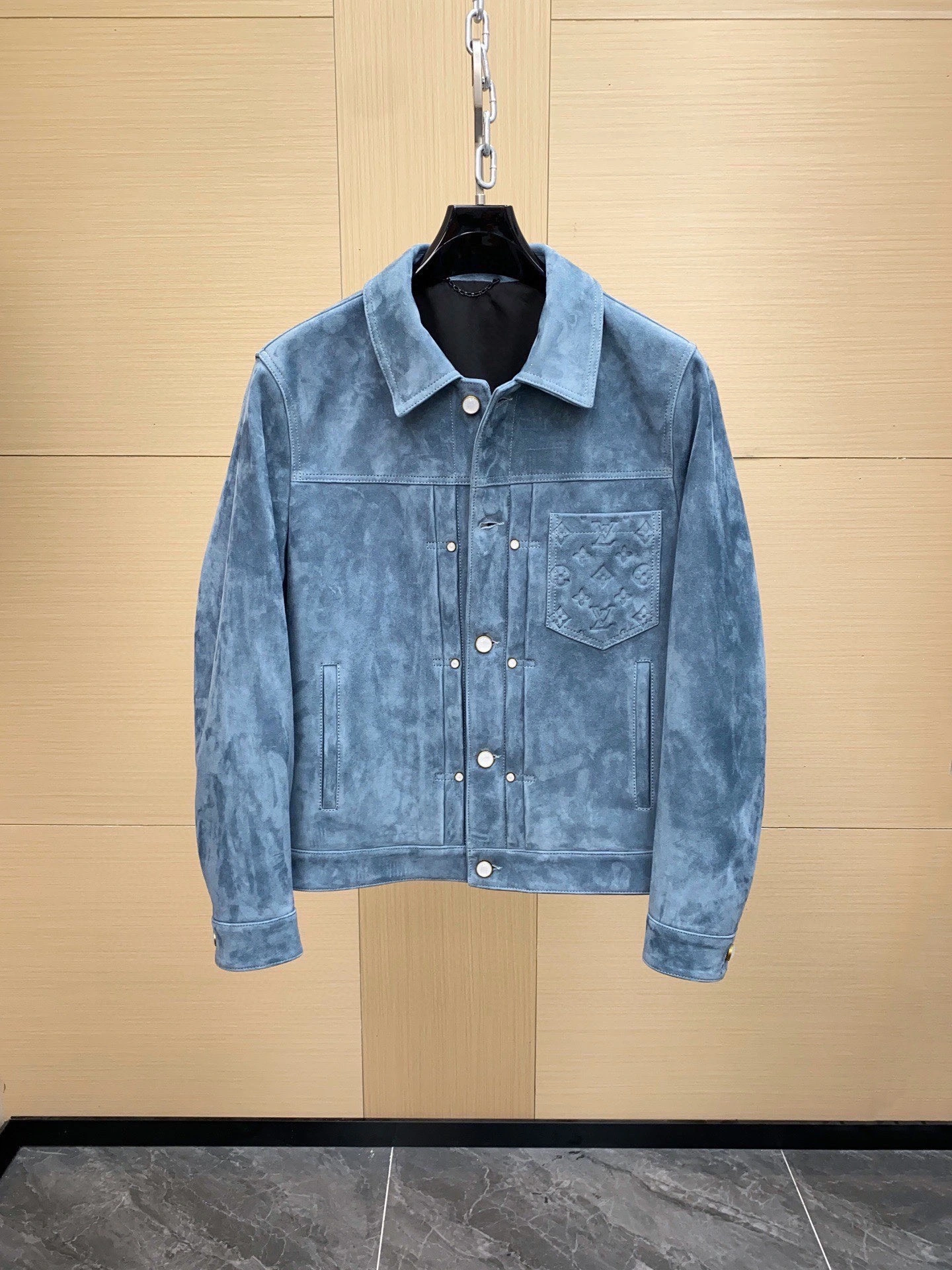 Louis Vuitton(ルイ・ヴィトン / LV)2025モデルコート エンボスポケット ブルースエードカーフジャケット