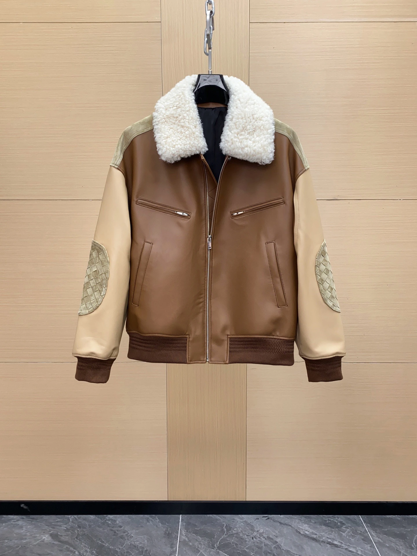 Bottega Veneta(ボッテガ・ヴェネタ) 秋冬 Intrecciato コントラスト配色・ワイドレッグ・襟付き・ジップ・切替・ソフトな風合い・保温性・ファートリム ジャケット。 サイズ:48-56
