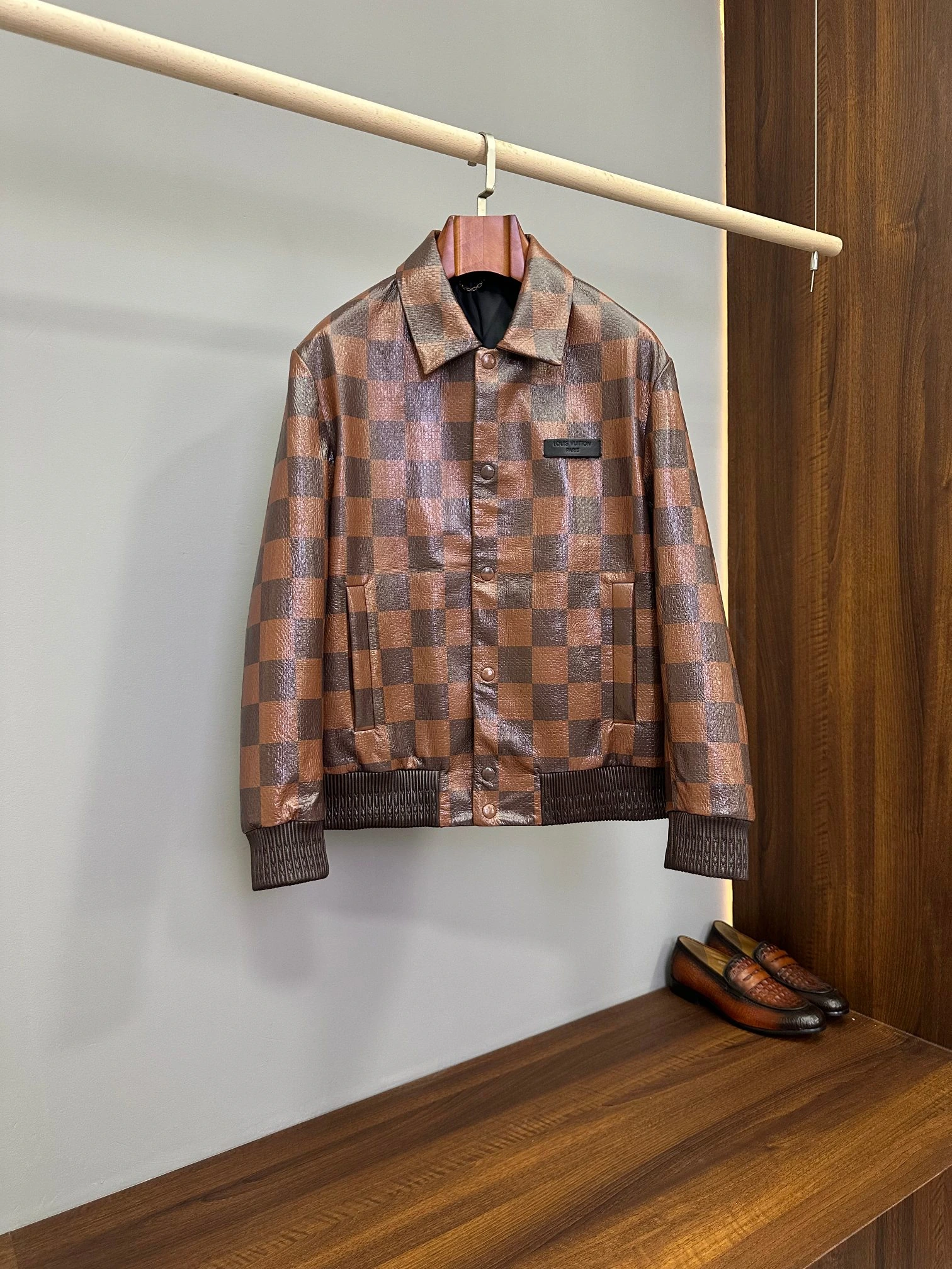 Louis Vuitton(ルイ・ヴィトン / LV) メンズ ヴィンテージ風・襟付き・ハリのある質感・リブ・スナップボタン レザージャケット。 素材:カーフスキン