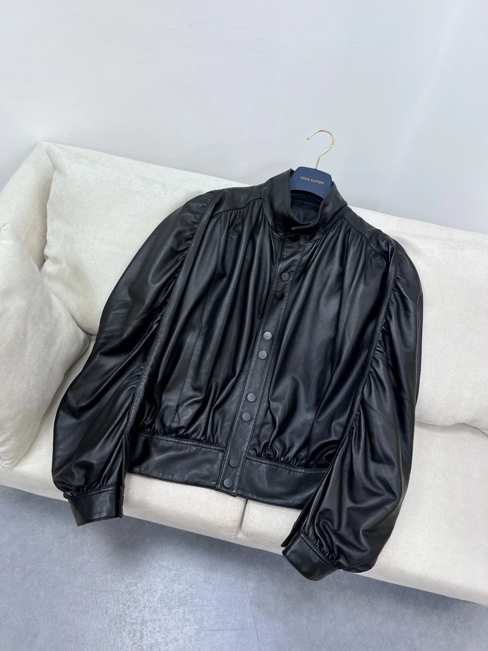 Miu Miu(ミュウミュウ) bomber ウエストシェイプ・クロップド丈・スタンドカラー・ゴム仕様・マット仕上げ・スナップボタン アイテム。 素材:ラムスキン。 サイズ:S/M/L。 特殊サイズはオーダー対応可