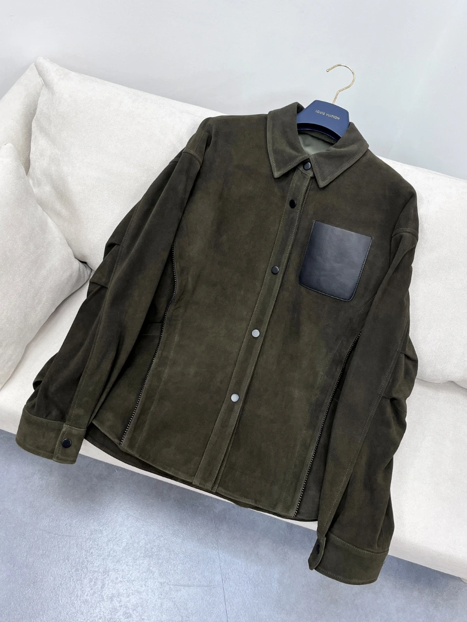Loro Piana(ロロ・ピアーナ) ヴィンテージ風・リラックスフィット・襟付き・ボタン・ポケット・切替 シャツ。 素材:インポートスエードゴートスキン・スエード。 サイズ:S/M/L。 特殊サイズはオーダー対応可