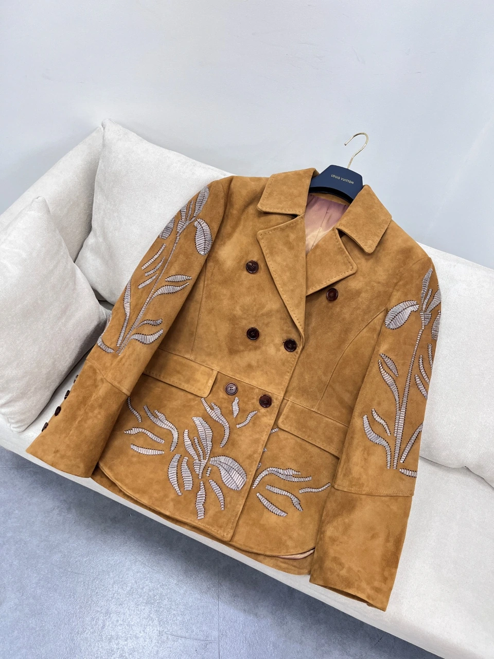 HERMÈS(エルメス) 刺繍・ヴィンテージ風・ダブルブレスト・ウエストシェイプ・クロップド丈・襟付き・ボタン・ポケット テーラードジャケット。 素材:インポートスエードゴートスキン・スエード。 サイズ:S/M/L。 特殊サイズはオーダー対応可