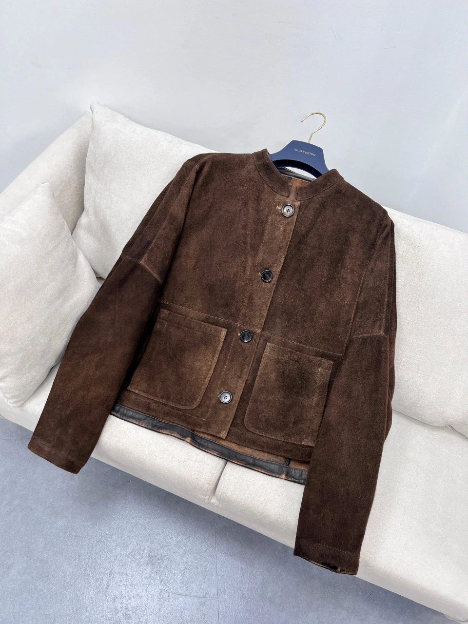 Loro Piana(ロロ・ピアーナ) コントラスト配色・ヴィンテージ加工・ヴィンテージ風・クロップド丈・リラックスフィット・クルーネック・ボタン・ドロップショルダー アイテム。 素材:インポートスエードゴートスキン・スエード。 サイズ:S/M/L。 特殊サイズはオーダー対応可