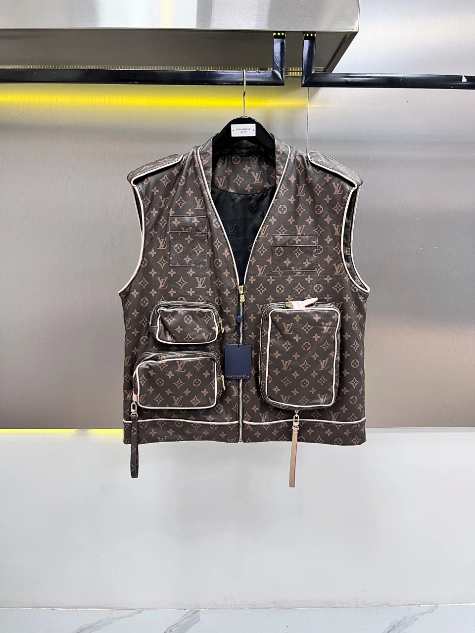 Louis Vuitton(ルイ・ヴィトン / LV) アイテム。 素材:インポートカーフスキン・カーフスキン。 サイズ:48-56。 特殊サイズはオーダー対応可