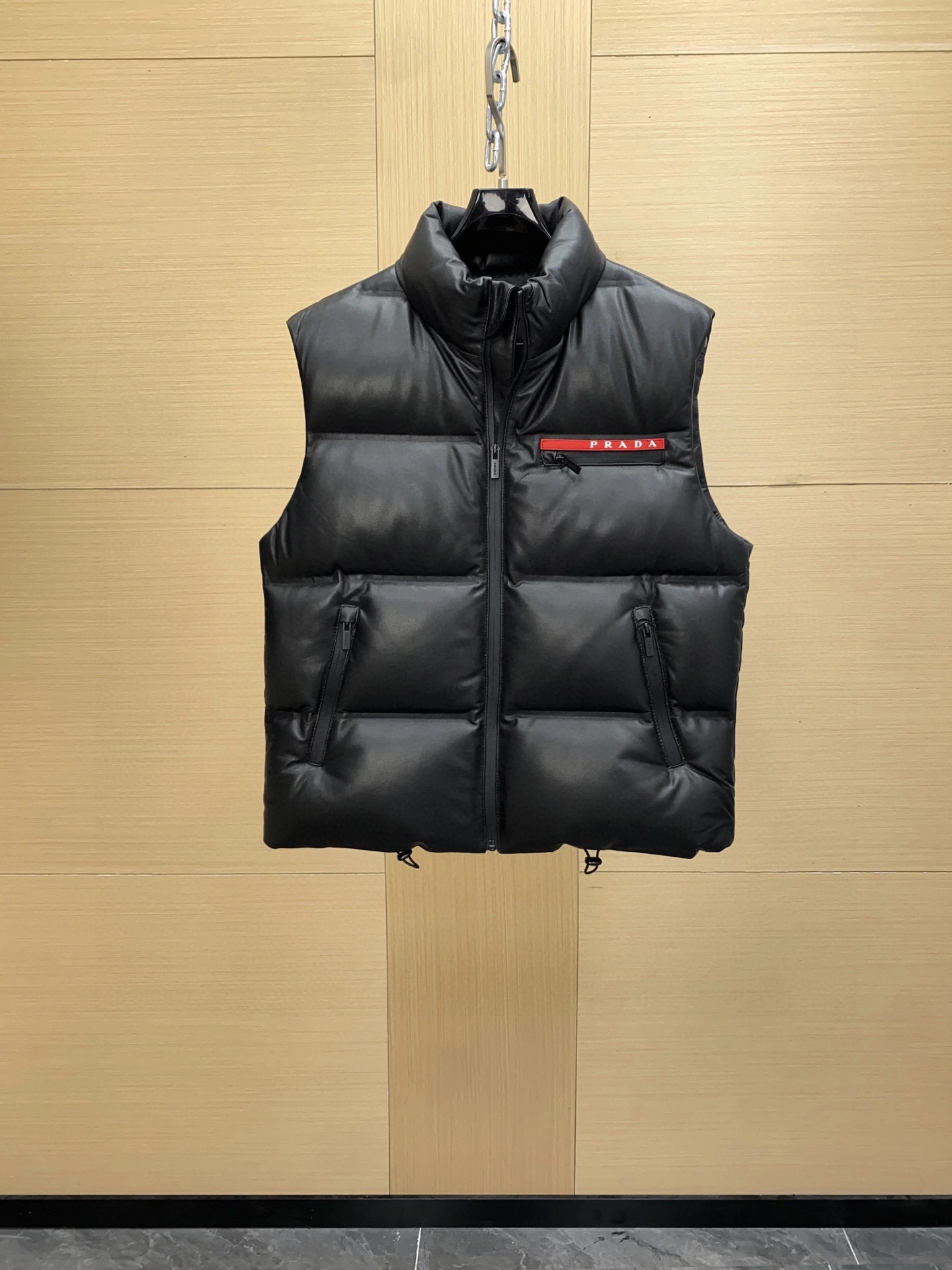 PRADA（プラダ） 秋冬 ダウンベスト。 素材：ダウン・ダックダウン。 サイズ：48-56