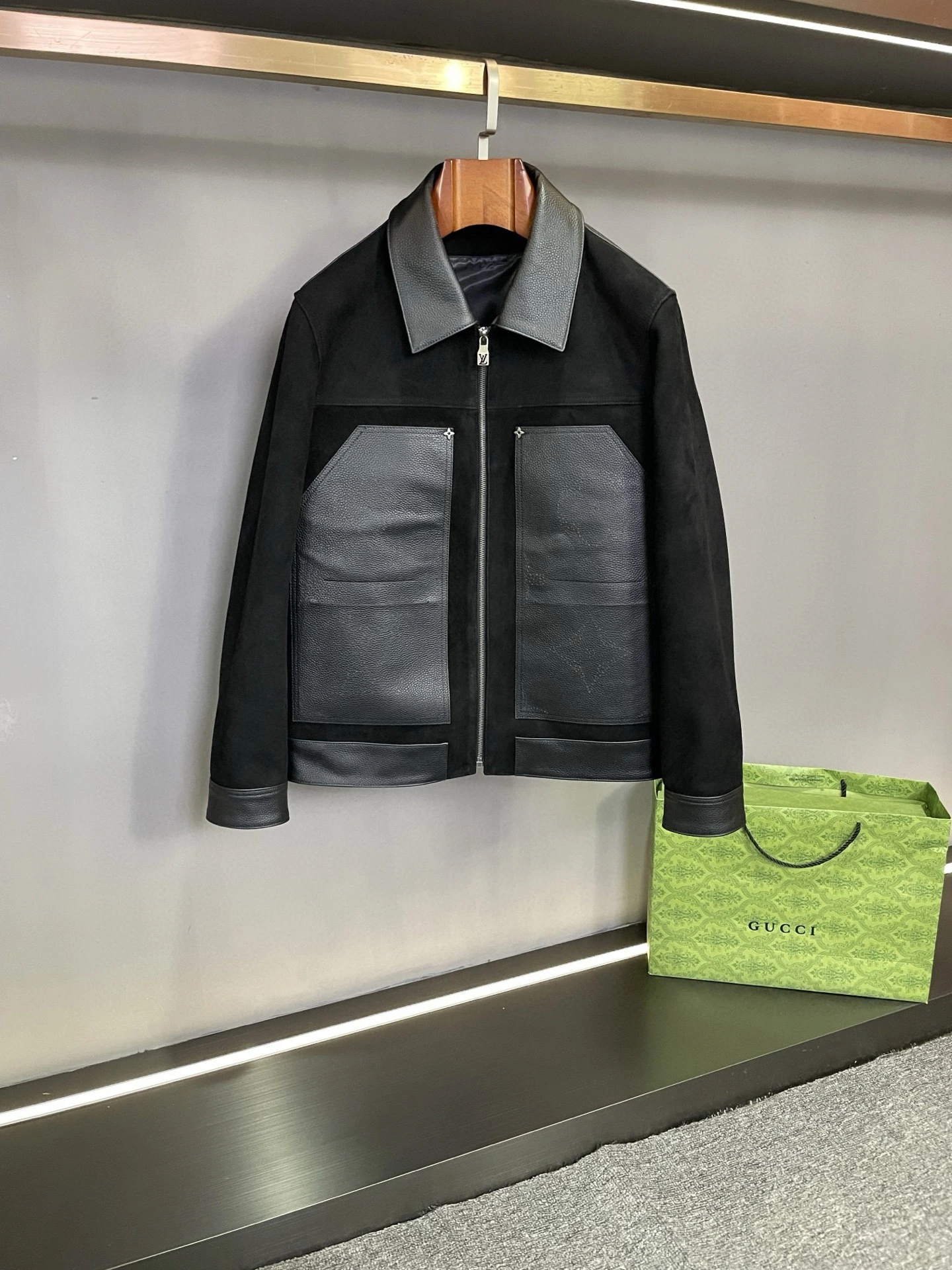 Louis Vuitton(ルイ・ヴィトン / LV) 秋冬 クロップド丈・襟付き・ジップ・ポケット・切替・肌触りが良い・ハリのある質感・Monogram・マット仕上げ ジャケット。 素材:スエードラムスキン・カーフスキン・スエード。 サイズ:48-56