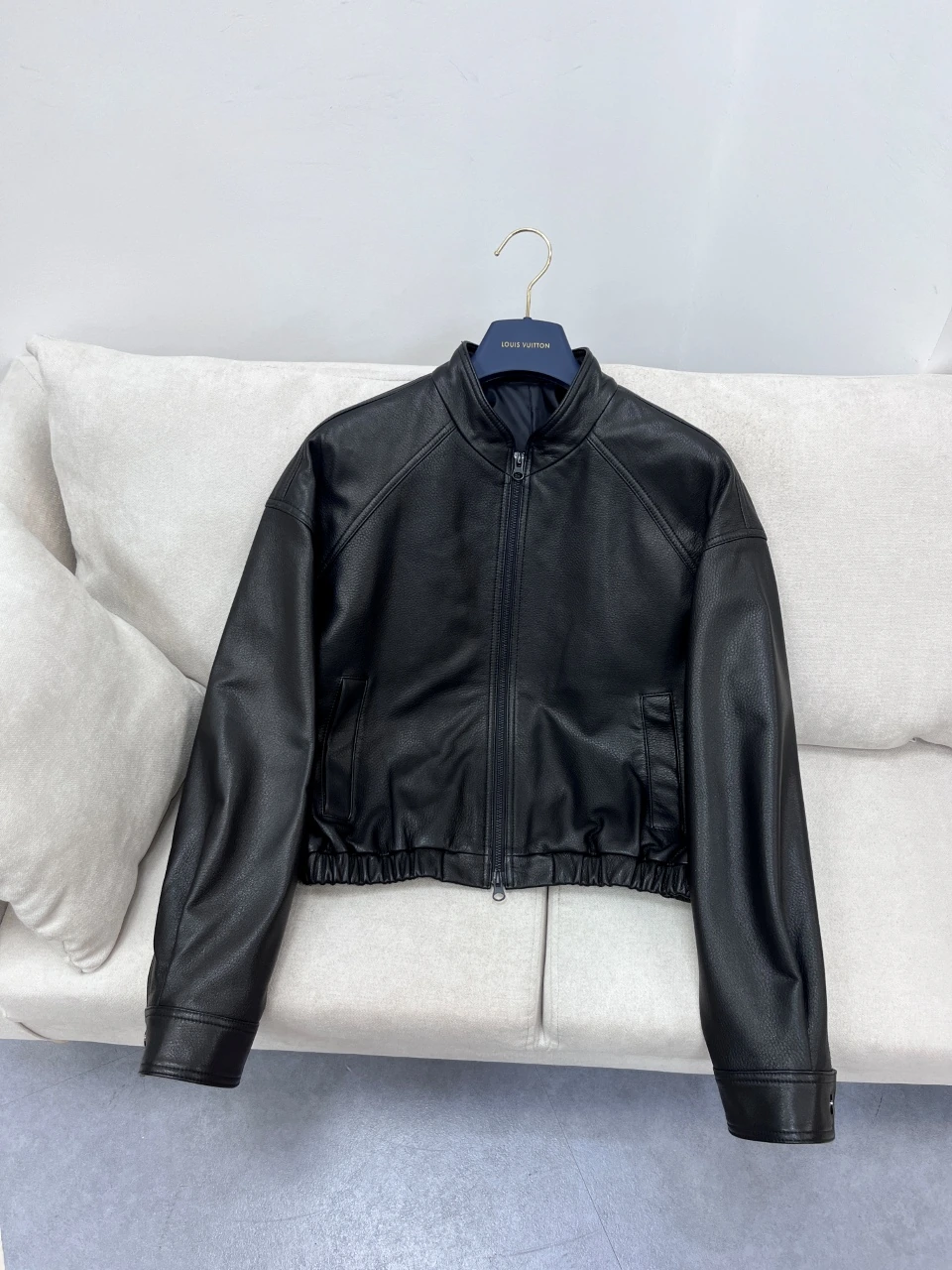 Loro Piana(ロロ・ピアーナ) bomber クロップド丈・スタンドカラー・ジップ・ゴム仕様・スナップボタン アイテム。 素材:ラムスキン。 サイズ:S/M/L。 特殊サイズはオーダー対応可