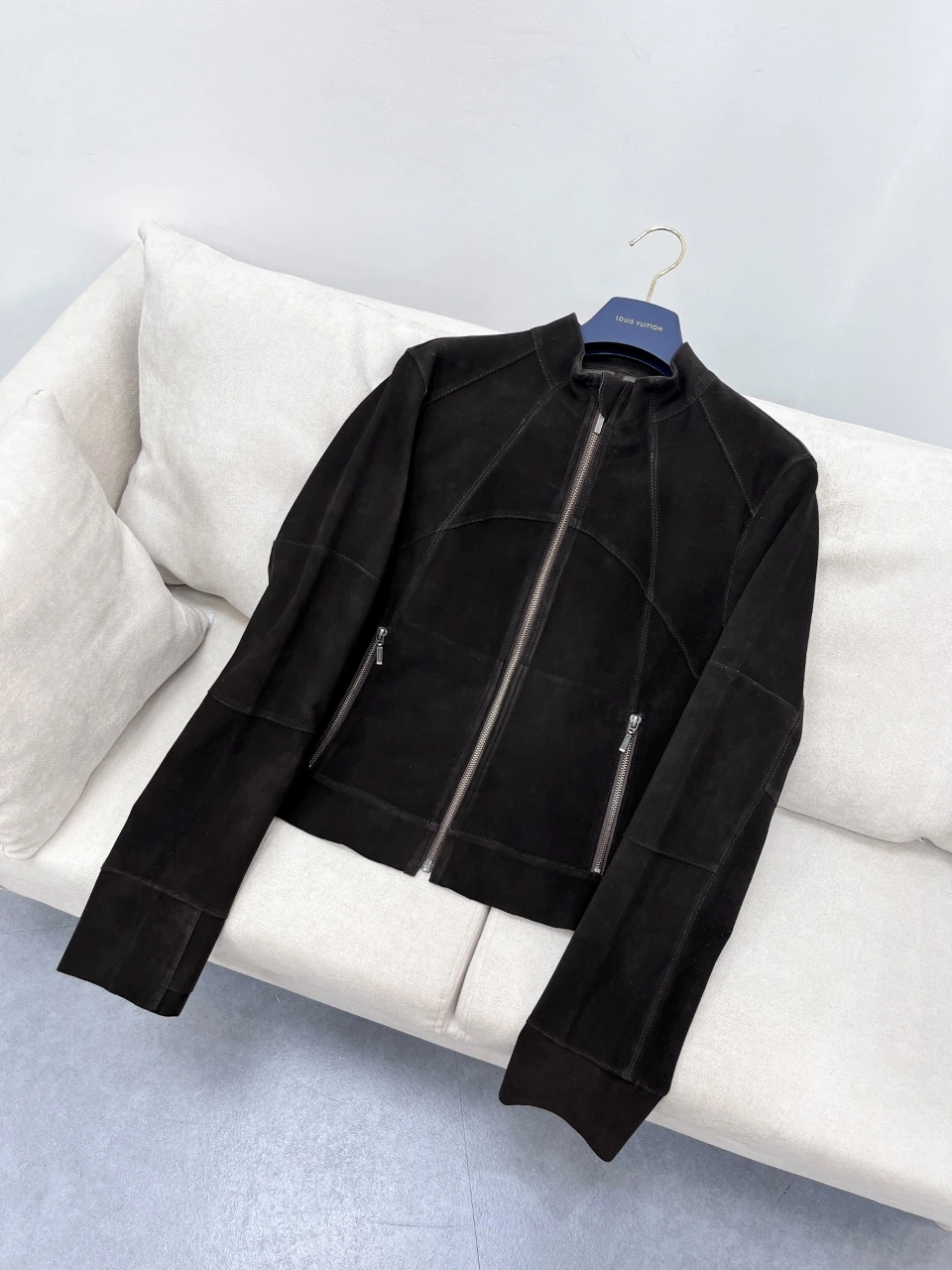 Saint Laurent(サンローラン) SLP Paris クロップド丈・スリムフィット・スタンドカラー・ジップ・ポケット・切替 アイテム。 素材:インポートスエードゴートスキン・スエード。 サイズ:S/M/L。 特殊サイズはオーダー対応可