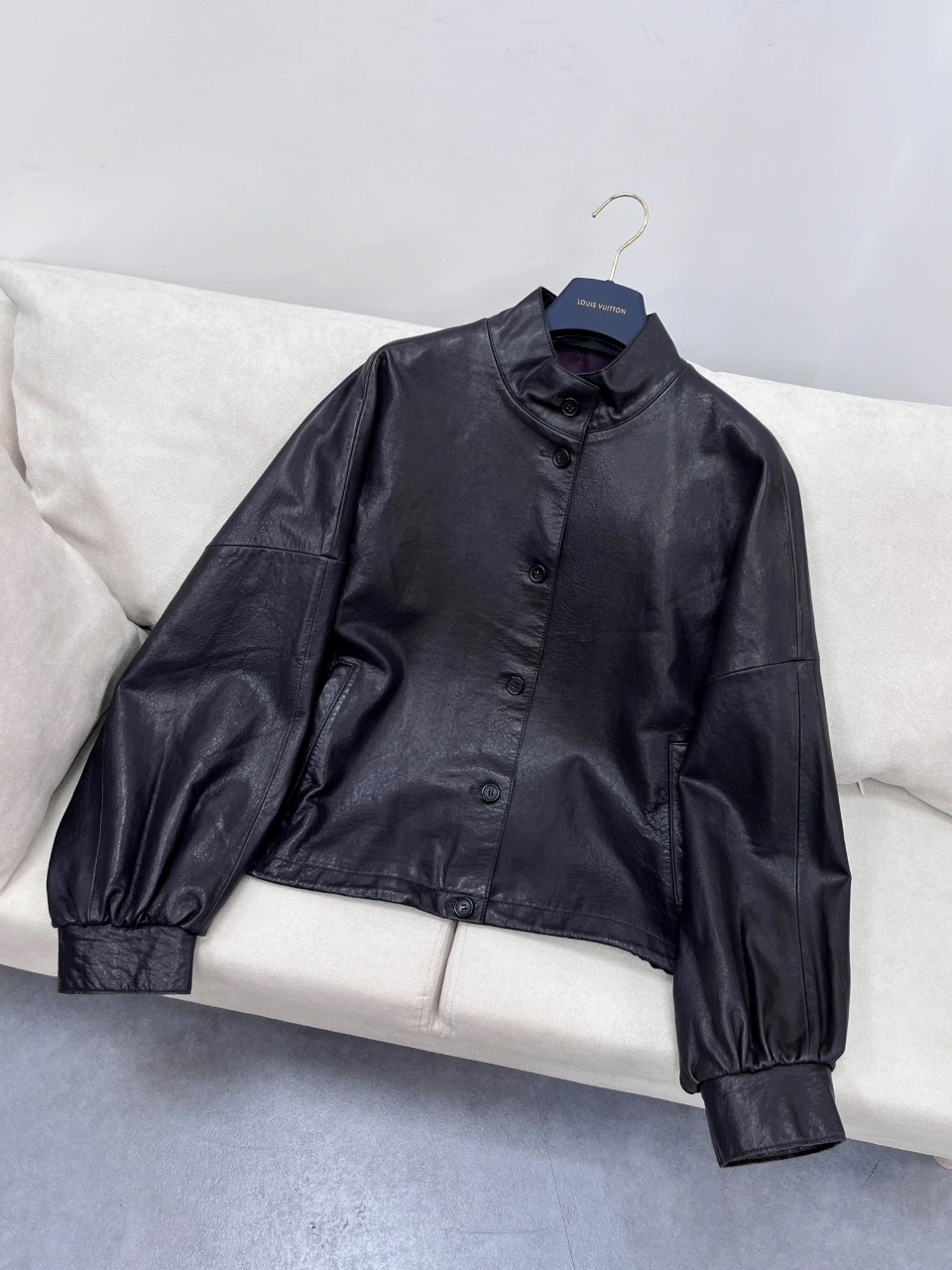 Loro Piana(ロロ・ピアーナ) ヴィンテージ加工・クロップド丈・リラックスフィット・スタンドカラー・ボタン・ドロップショルダー・ゴム仕様 アイテム。 素材:インポートラムスキン・ラムスキン。 サイズ:S/M/L。 特殊サイズはオーダー対応可