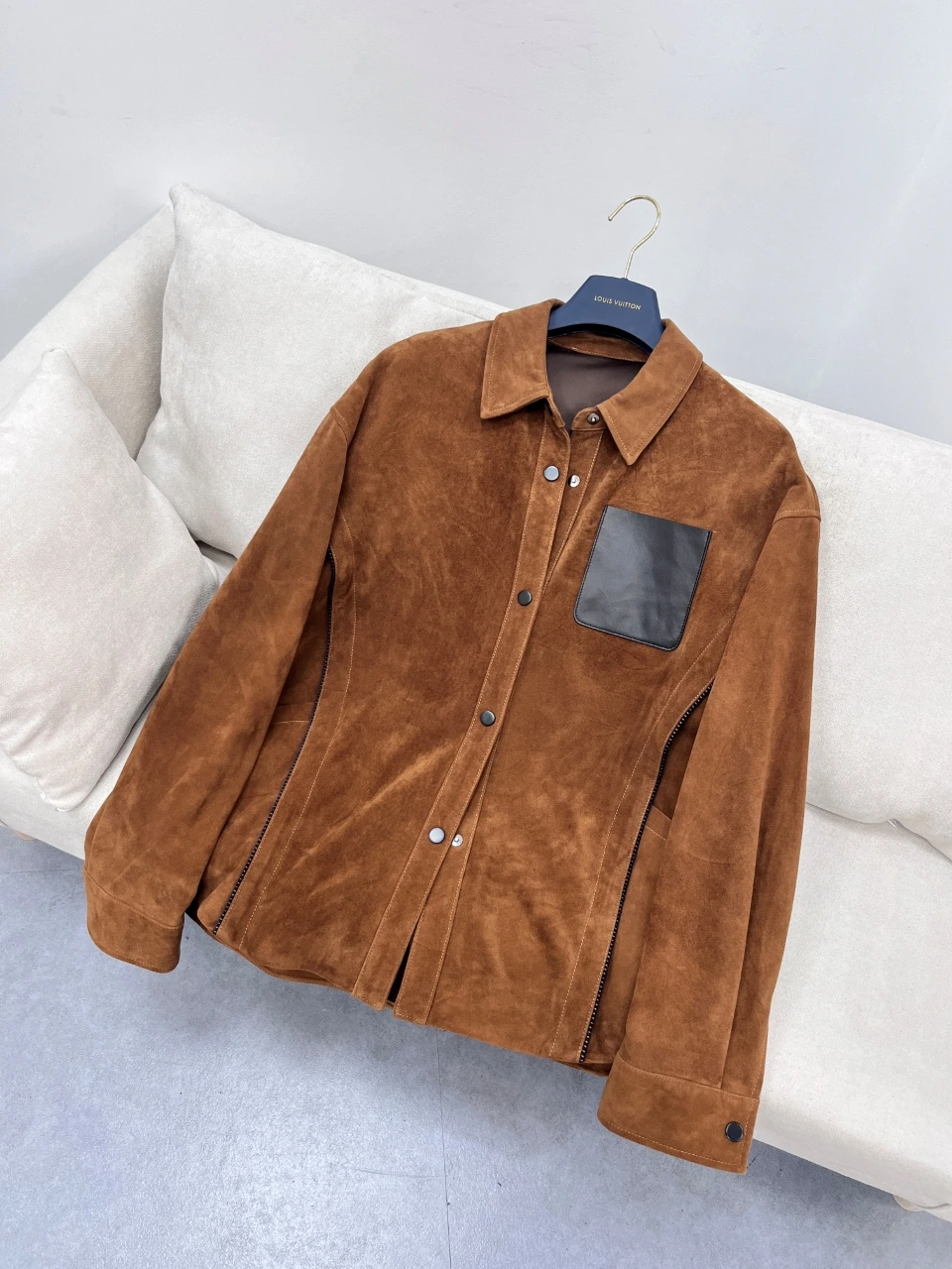 Loro Piana(ロロ・ピアーナ) リラックスフィット・襟付き・ボタン・ポケット・切替 シャツ。 素材:インポートスエードゴートスキン・ラムスキン・スエード。 サイズ:S/M/L。 特殊サイズはオーダー対応可
