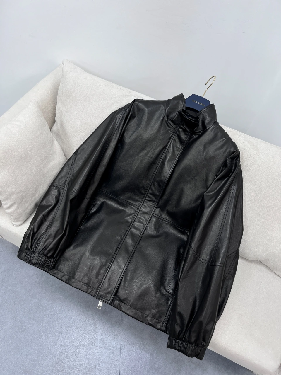 Loro Piana(ロロ・ピアーナ) リラックスフィット・スタンドカラー・ジップ・ポケット・ドロップショルダー・ゴム仕様・マット仕上げ・スナップボタン アイテム。 素材:インポートゴートスキン・ゴートスキン。 サイズ:S/M/L。 特殊サイズはオーダー対応可