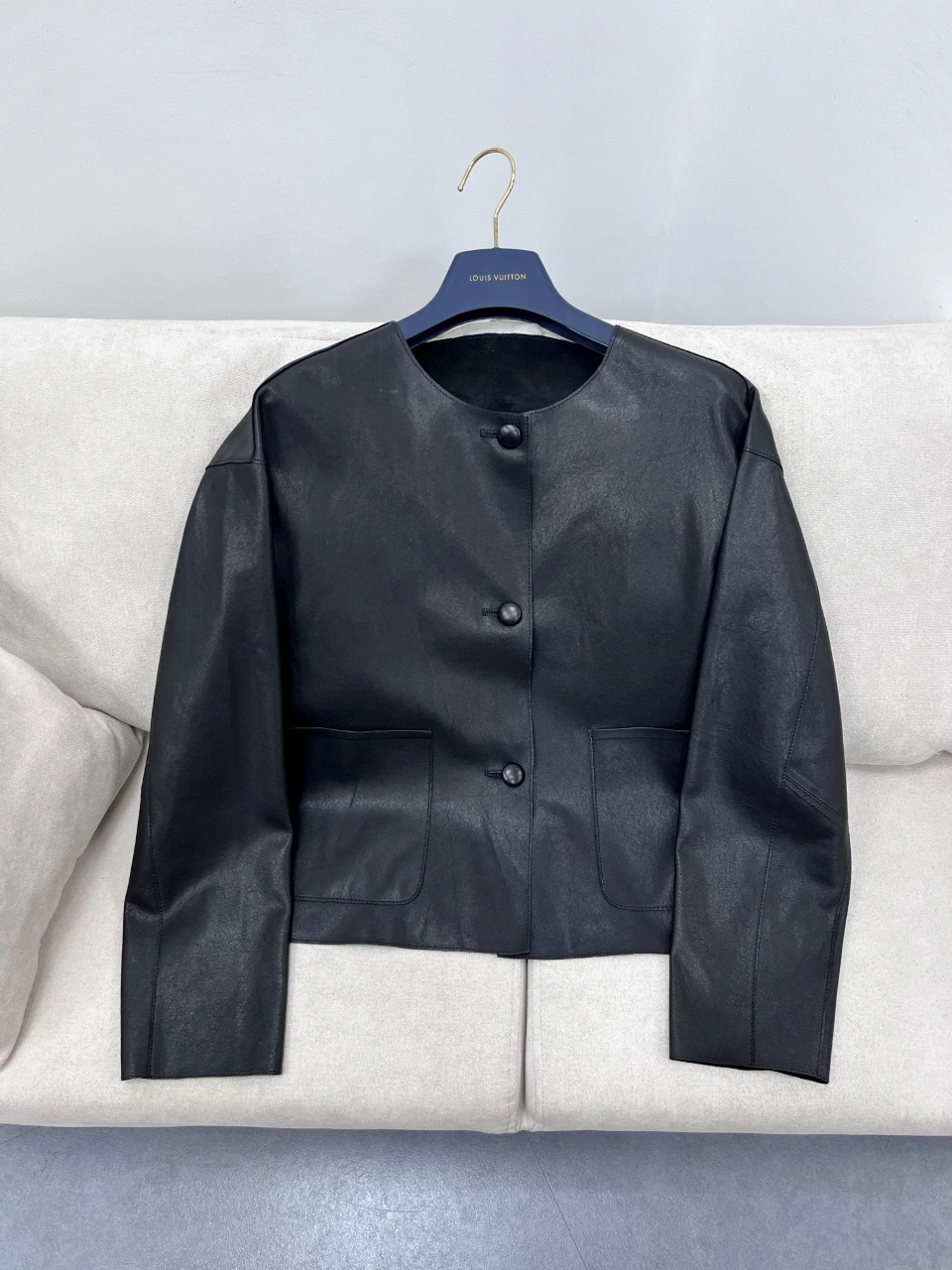 Loro Piana(ロロ・ピアーナ) クロップド丈・リラックスフィット・クルーネック・ボタン・ドロップショルダー・マット仕上げ アイテム。 素材:インポートゴートスキン・ゴートスキン。 サイズ:S/M/L。 特殊サイズはオーダー対応可