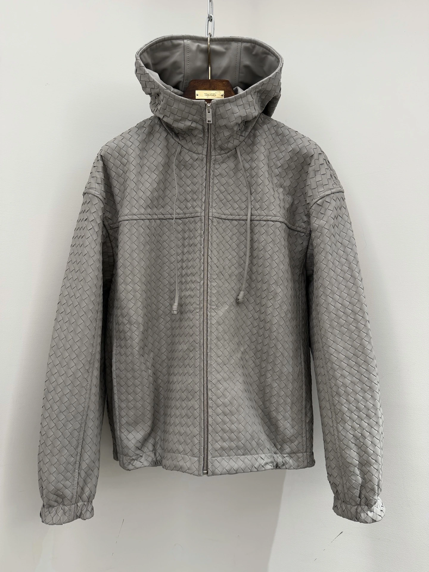 Bottega Veneta(ボッテガ・ヴェネタ) リラックスフィット・フード付き・メタルパーツ アイテム。 オリジナル仕様