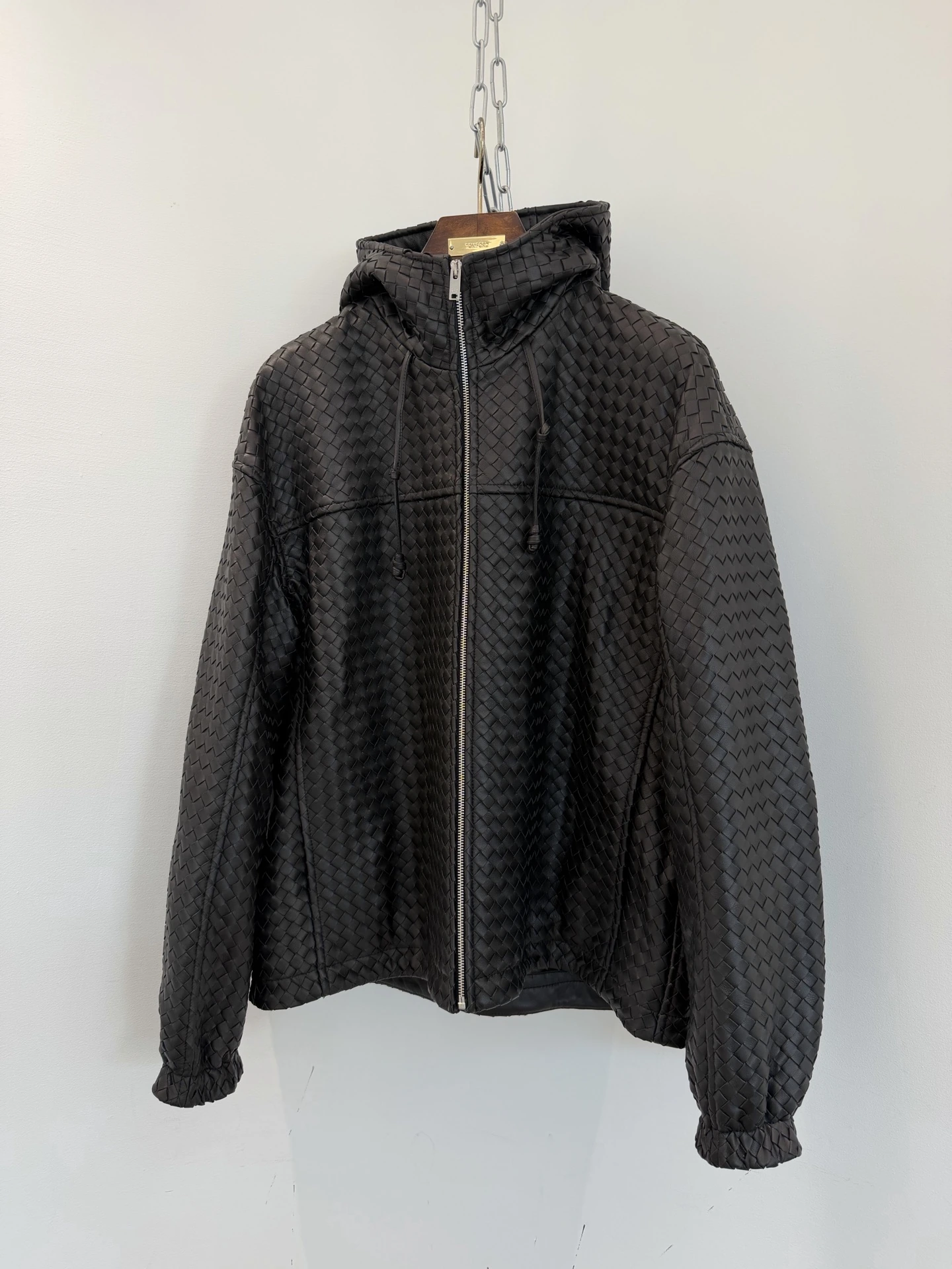 Bottega Veneta(ボッテガ・ヴェネタ) リラックスフィット・フード付き・メタルパーツ アイテム。 オリジナル仕様