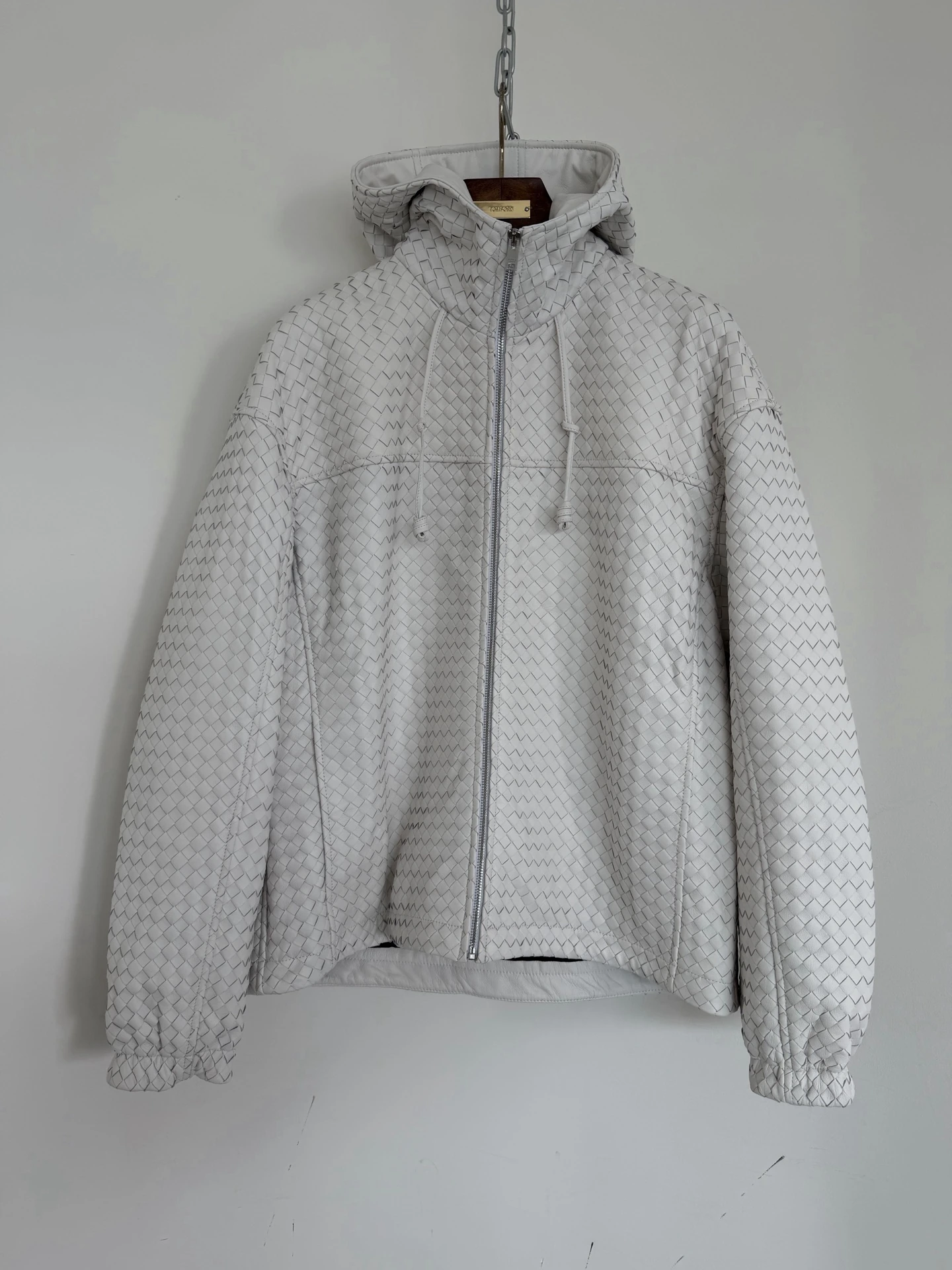Bottega Veneta(ボッテガ・ヴェネタ) リラックスフィット・フード付き・メタルパーツ アイテム。 オリジナル仕様