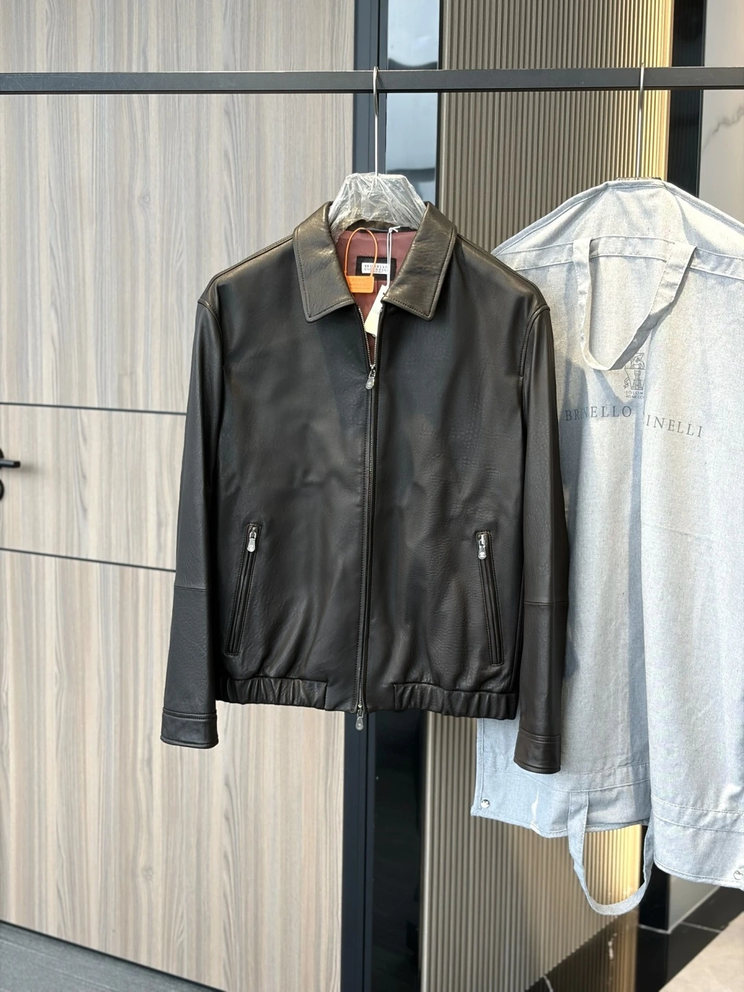 GUCCI(グッチ) 秋冬 Brunello Cucinelli Nappa メンズ 襟付き・ジップ・ポケット・ソフトな風合い・ゴム仕様 ジャケット。 素材:カーフスキン・ナッパレザー。 オリジナル仕様