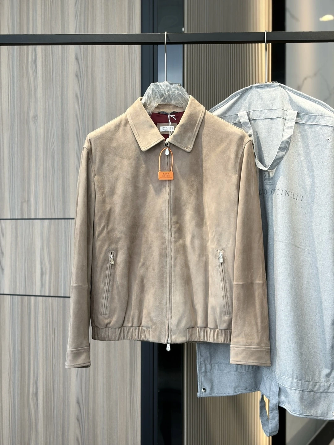 Brunello Cucinelli(ブルネロ クチネリ) 秋冬 メンズ リバーシブル・ウォッシュ加工・ジップ・ポケット・ソフトな風合い ジャケット。 素材:スエード・グースダウン。 オリジナル仕様