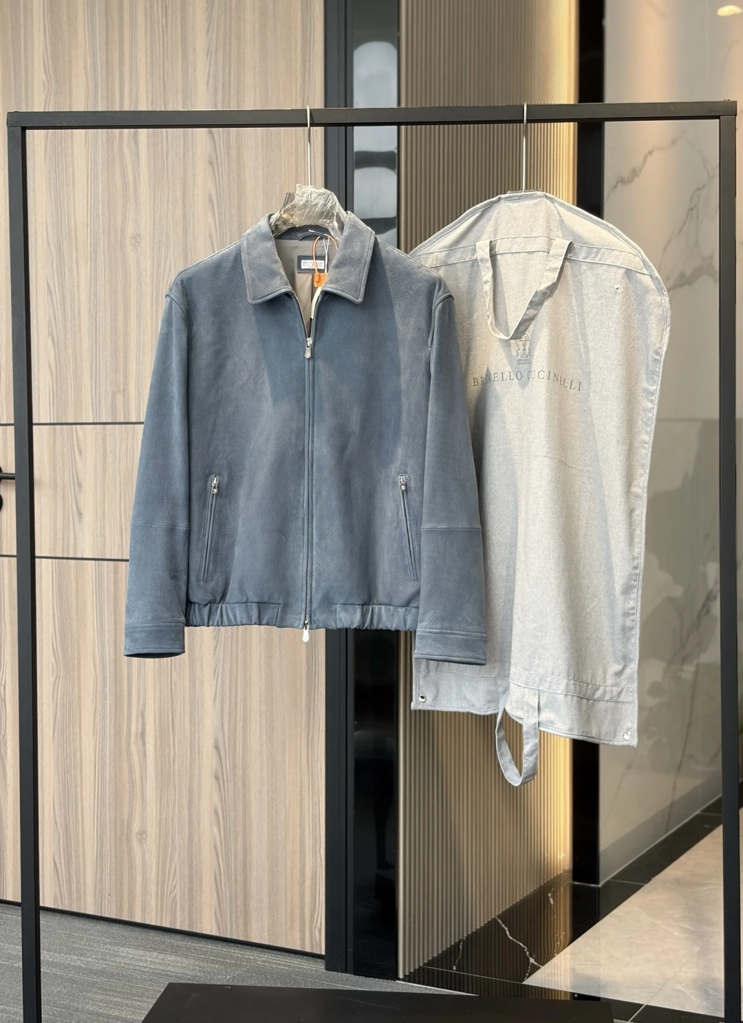Brunello Cucinelli(ブルネロ クチネリ) 秋冬 メンズ リバーシブル・ウォッシュ加工・ジップ・ポケット・ソフトな風合い ジャケット。 素材:スエード・グースダウン。 オリジナル仕様
