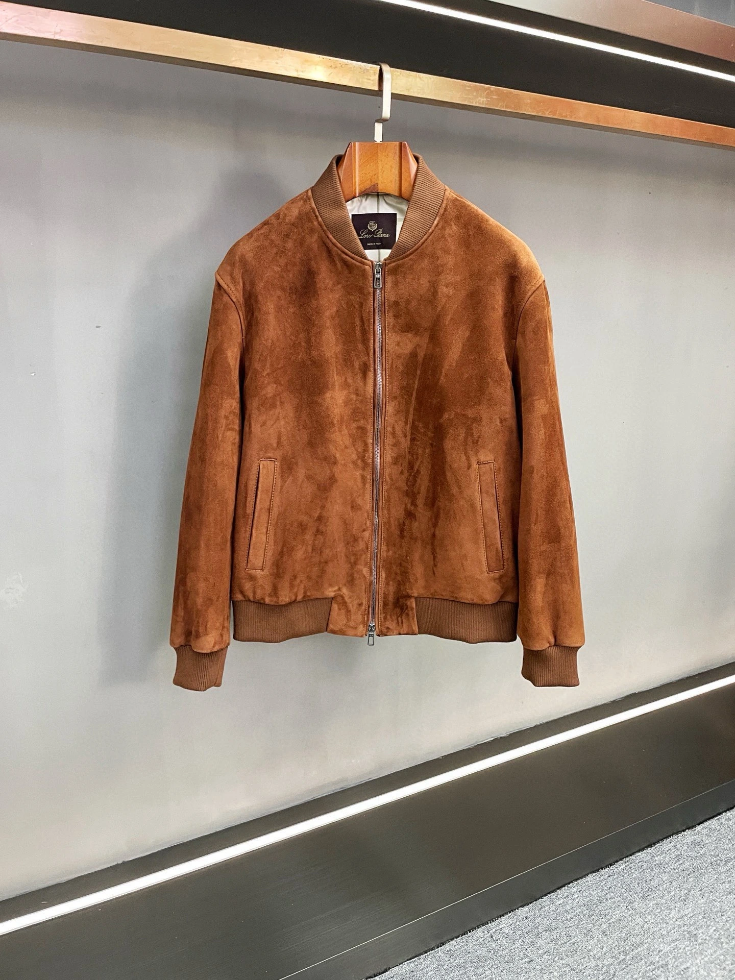 Loro Piana(ロロ・ピアーナ) メンズ チェック・プリント・ヴィンテージ風・ジップ・ポケット・ハリのある質感・リブ バーシティジャケット。 素材:スエードラムスキン・スエード。 サイズ:48-56
