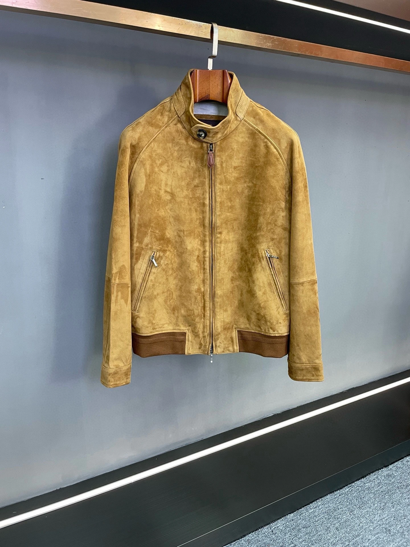 Loro Piana(ロロ・ピアーナ) メンズ コントラスト配色・ヴィンテージ風・スタンドカラー・ジップ・ポケット・リブ ジャケット。 素材:スエードラムスキン・スエード