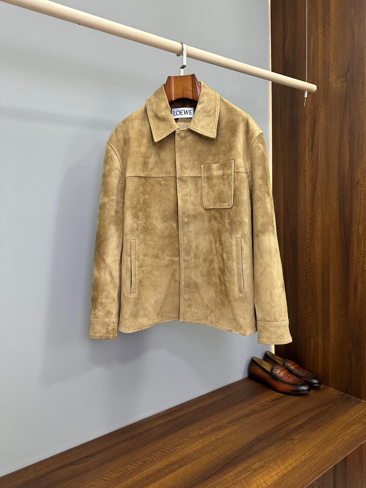 LOEWE（ロエベ） Anagram メンズ ヴィンテージ加工・ヴィンテージ風・リラックスフィット・襟付き・ポケット・マット仕上げ・スナップボタン ジャケット。 素材：スエードラムスキン・スエード