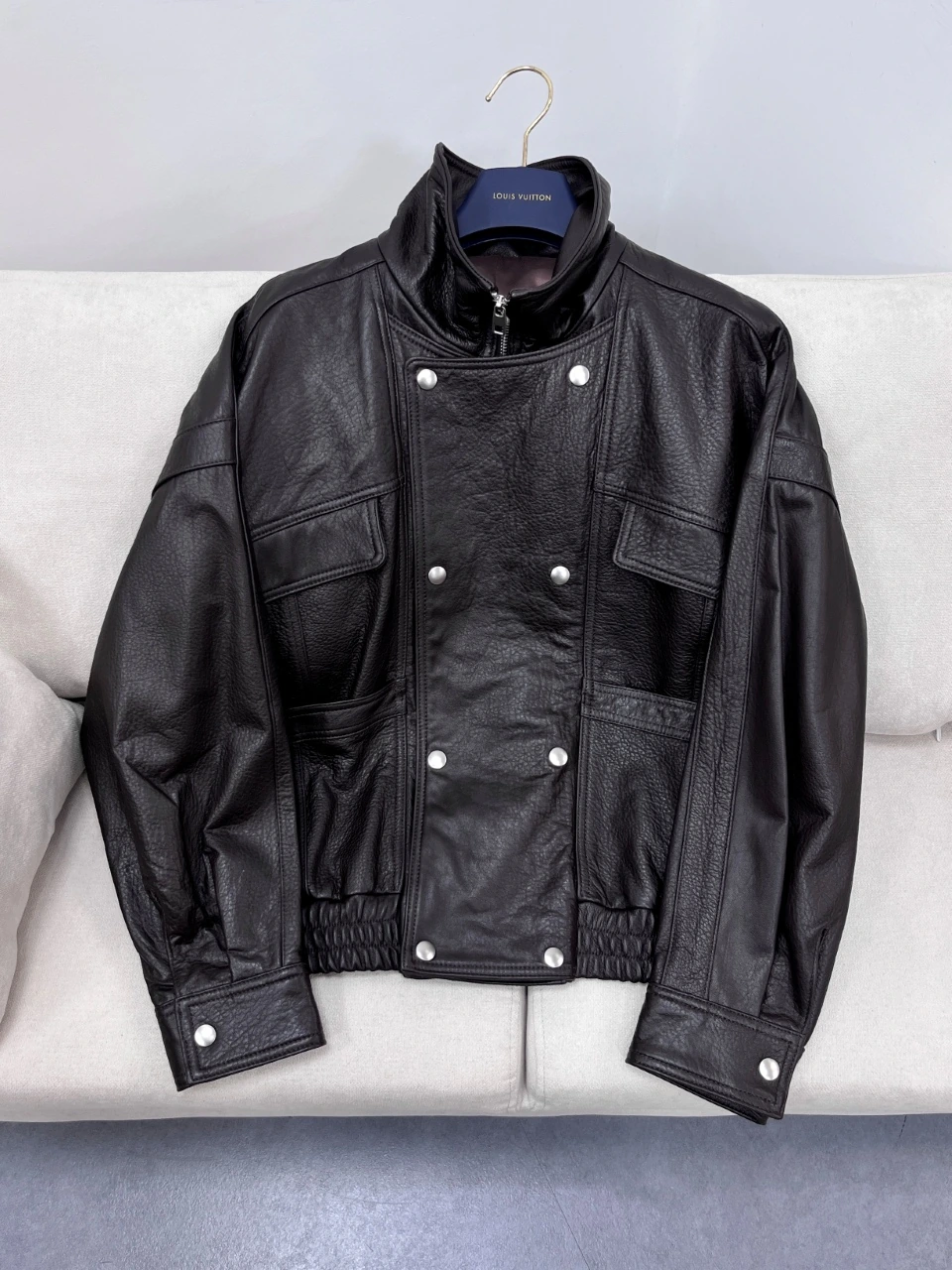 Saint Laurent(サンローラン) リラックスフィット・スタンドカラー・ポケット・ドロップショルダー・ゴム仕様・スナップボタン アイテム。 素材:ラムスキン。 サイズ:S/M/L。 特殊サイズはオーダー対応可