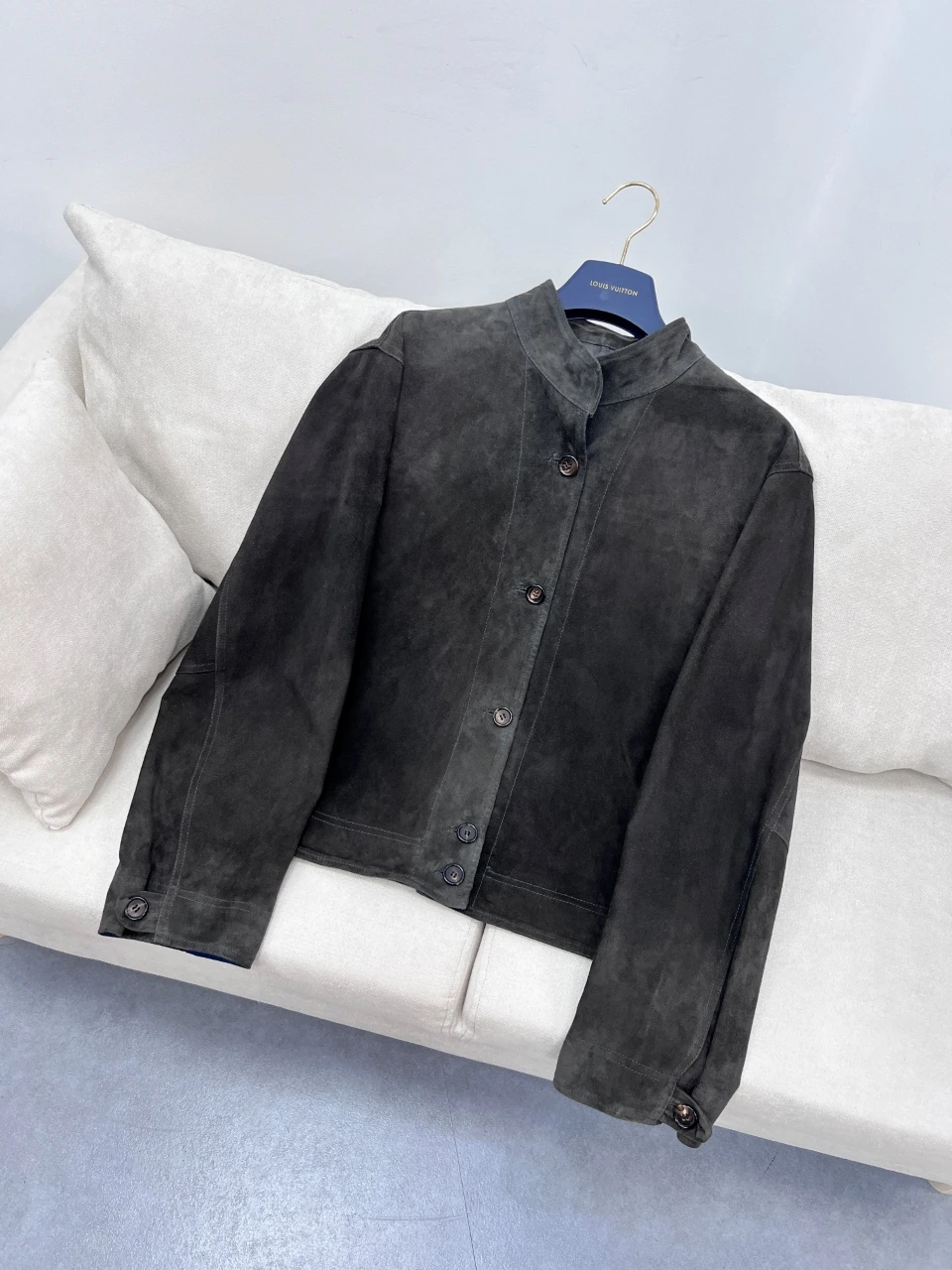 Loro Piana(ロロ・ピアーナ) コントラスト配色・ヴィンテージ加工・クロップド丈・リラックスフィット・スタンドカラー・ボタン アイテム。 素材:インポートスエードゴートスキン・スエード。 サイズ:S/M/L。 特殊サイズはオーダー対応可