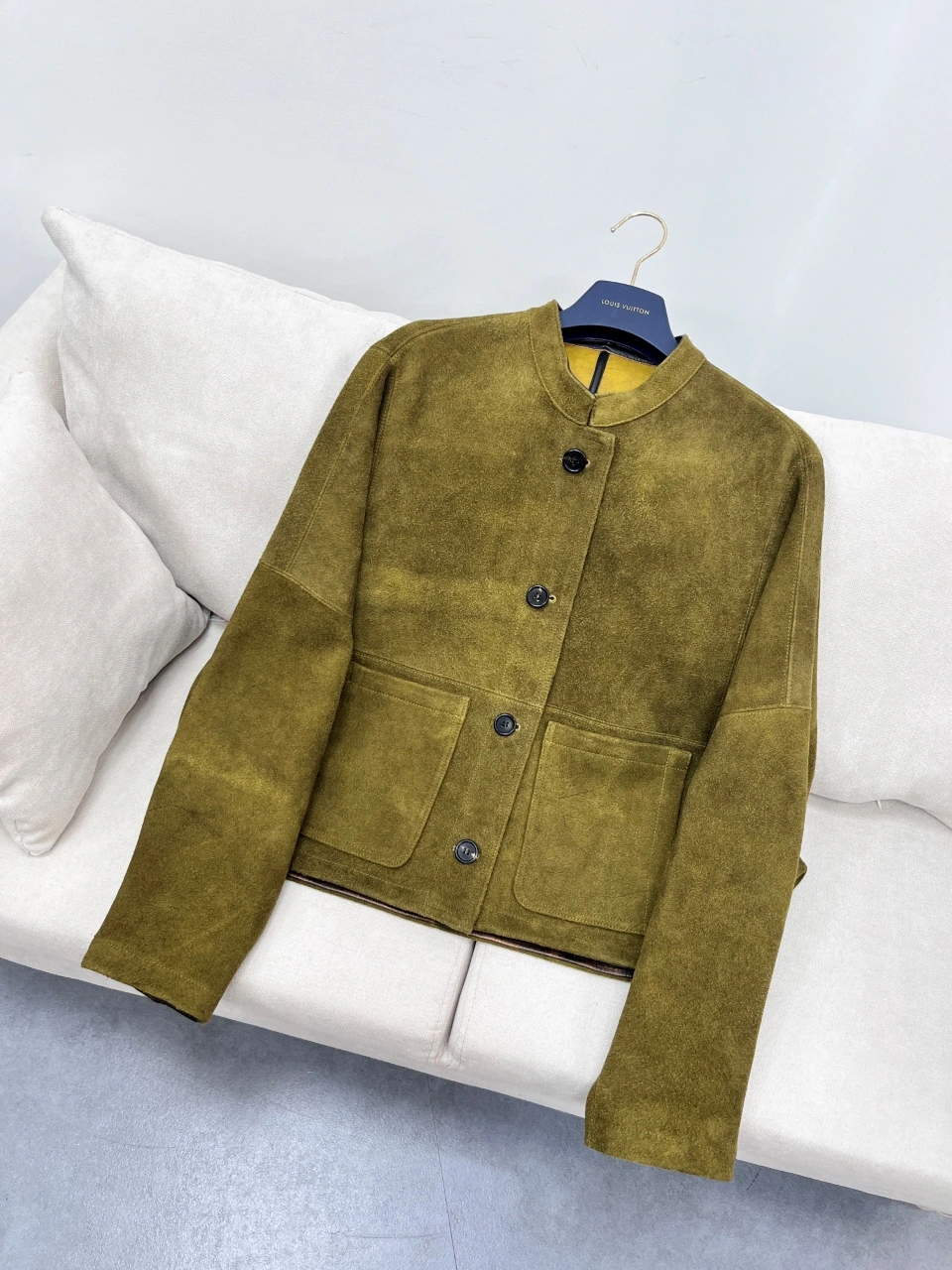Loro Piana(ロロ・ピアーナ) コントラスト配色・ヴィンテージ加工・クロップド丈・リラックスフィット・スタンドカラー・ボタン・切替 アイテム。 素材:インポートスエードゴートスキン・スエード。 サイズ:S/M/L。 特殊サイズはオーダー対応可