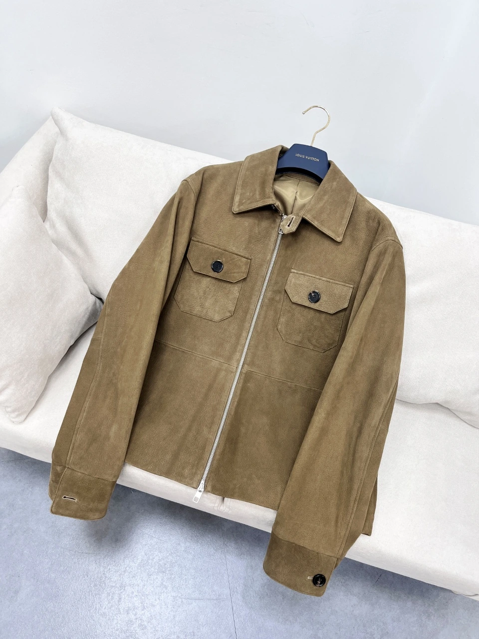 Loro Piana(ロロ・ピアーナ) ヴィンテージ加工・リラックスフィット・ストレート・襟付き・ジップ・ボタン・切替 アイテム。 素材:インポートスエードゴートスキン・スエード。 サイズ:S/M/L。 特殊サイズはオーダー対応可