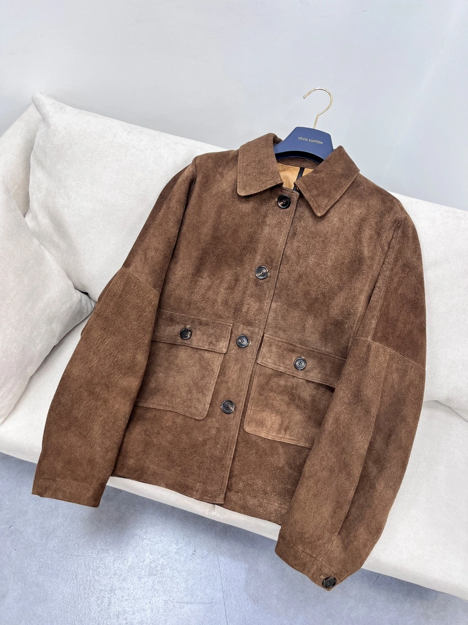 Loro Piana(ロロ・ピアーナ) コントラスト配色・ヴィンテージ加工・リラックスフィット・ストレート・襟付き・ボタン・切替 アイテム。 素材:インポートスエードゴートスキン・スエード。 サイズ:S/M/L。 特殊サイズはオーダー対応可