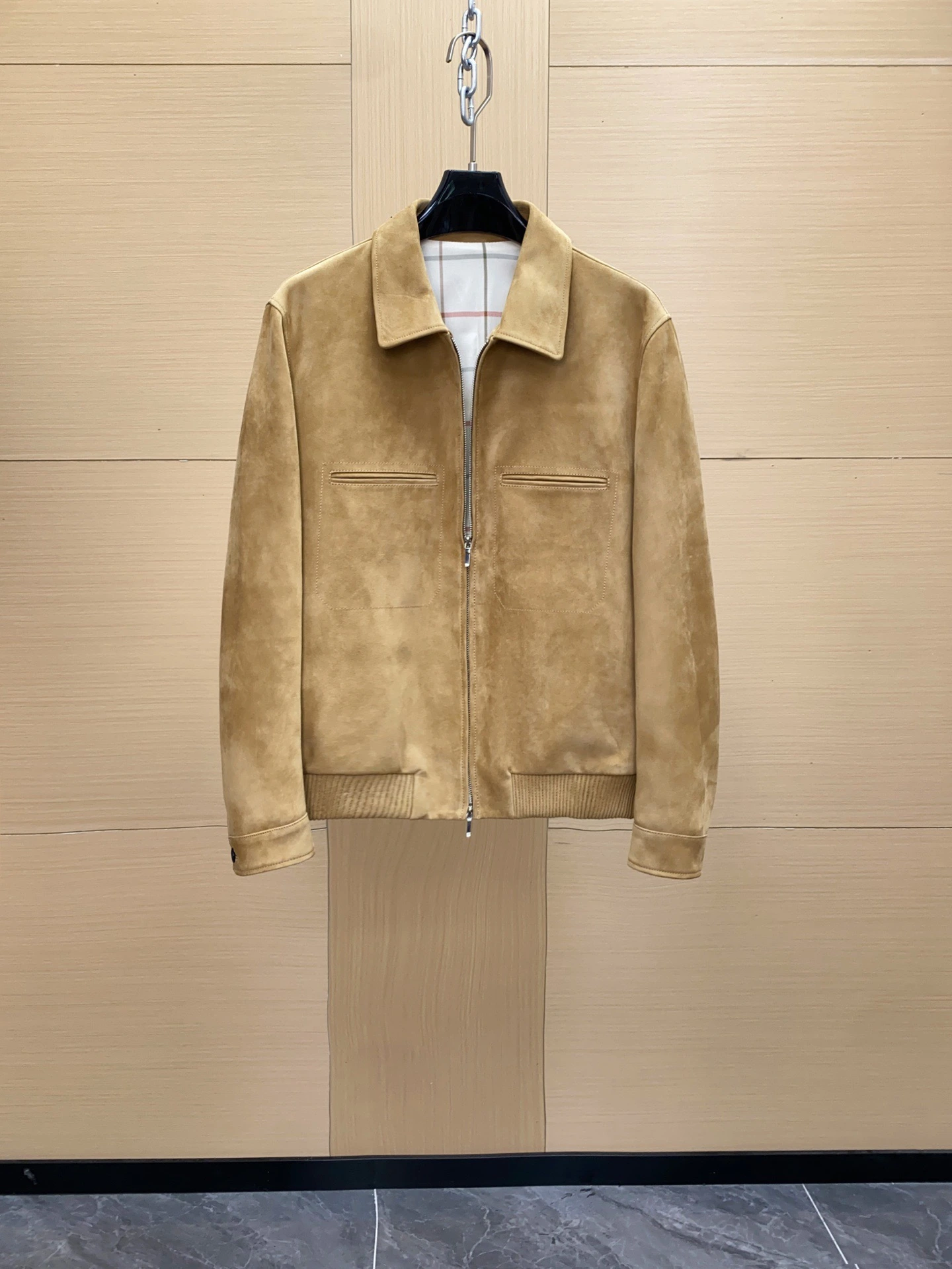 Loro Piana(ロロ・ピアーナ) 秋冬 ヴィンテージ風・スリムフィット・襟付き・ジップ・合わせやすい・ソフトな風合い・保温性・リブ ジャケット。 素材:スエード。 サイズ:48-56