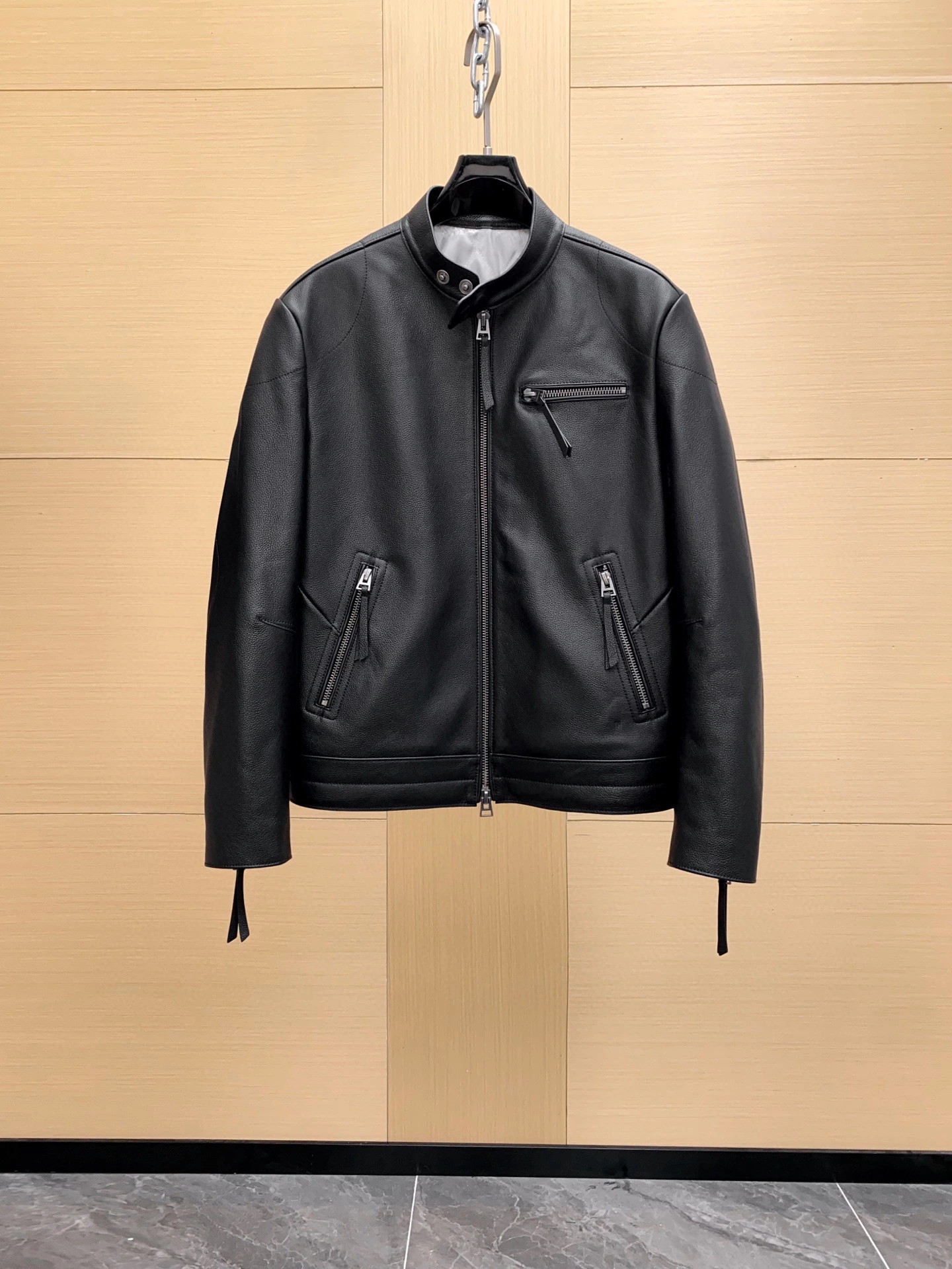 TOM FORD(トム フォード) 2025秋冬 Haider スリムフィット・スタンドカラー・ジップ・すっきり見え ジャケット。 素材:カーフスキン。 サイズ:48-56