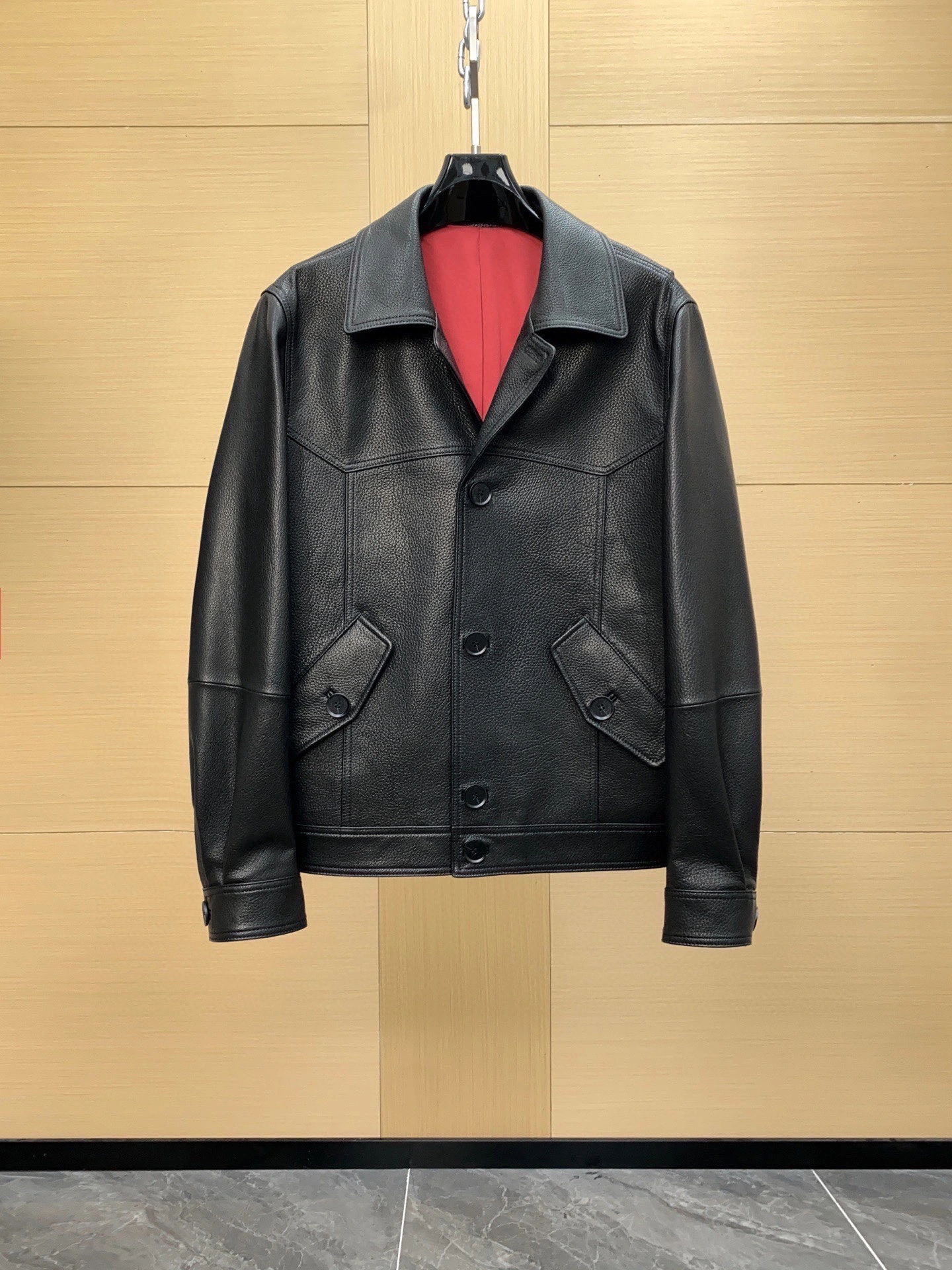 Brunello Cucinelli(ブルネロ クチネリ) 秋冬 刺繍・ジップ・ポケット・ソフトな風合い・通気性・ハリのある質感・リブ レザージャケット。 素材:ラムスキン