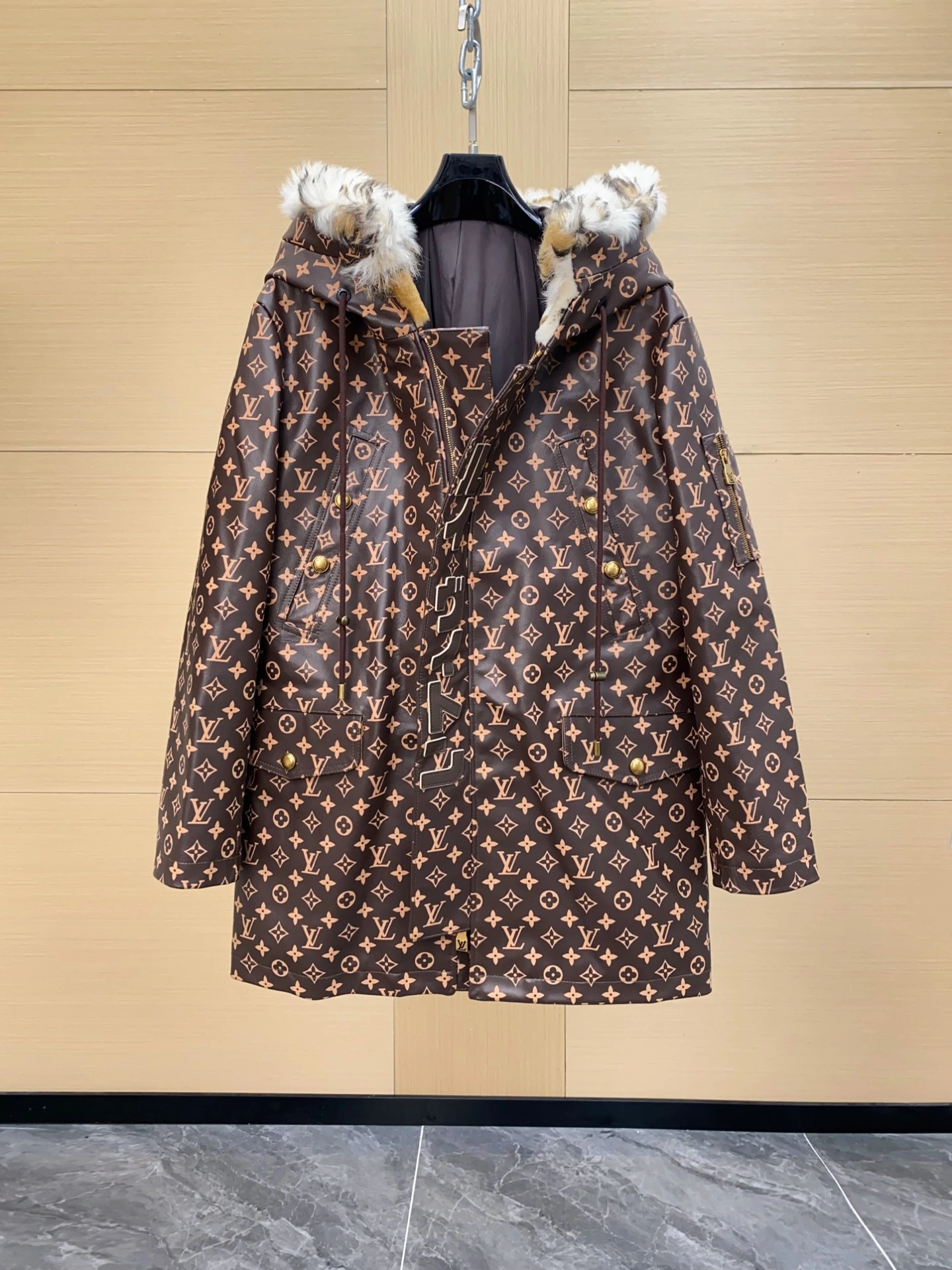 Nigo Monogram リラックスフィット・ボタン・Monogram アウター。 素材:カーフスキン。 サイズ:48-56