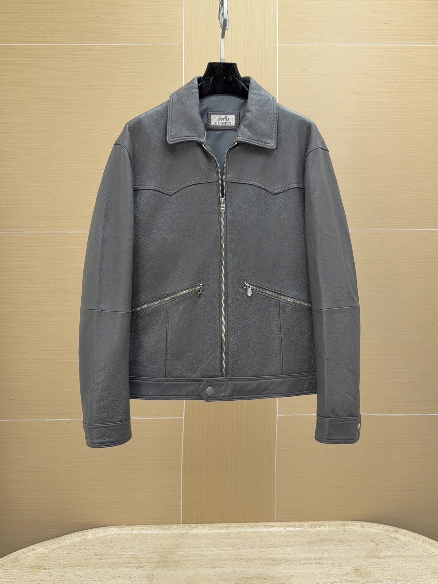 HERMÈS(エルメス) M-3xL ソフトな風合い レザージャケット。 素材:インポートゴートスキン・ゴートスキン。 在庫あり