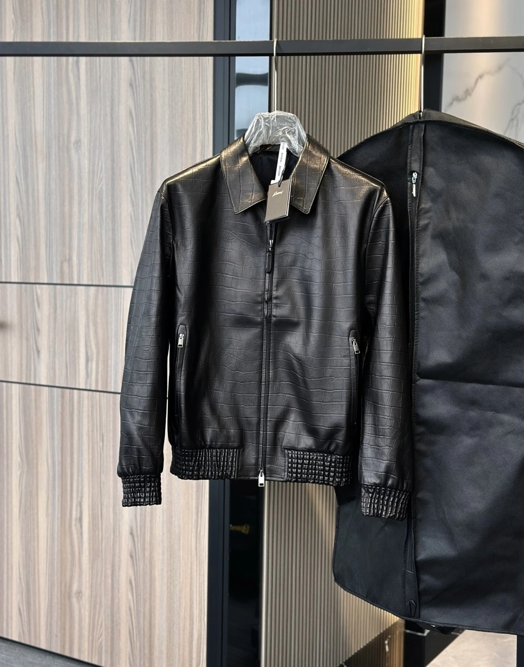 秋冬 Brioni メンズ ウォッシュ加工・ソフトな風合い ジャケット。 素材:ラムスキン・スエード。 オリジナル仕様
