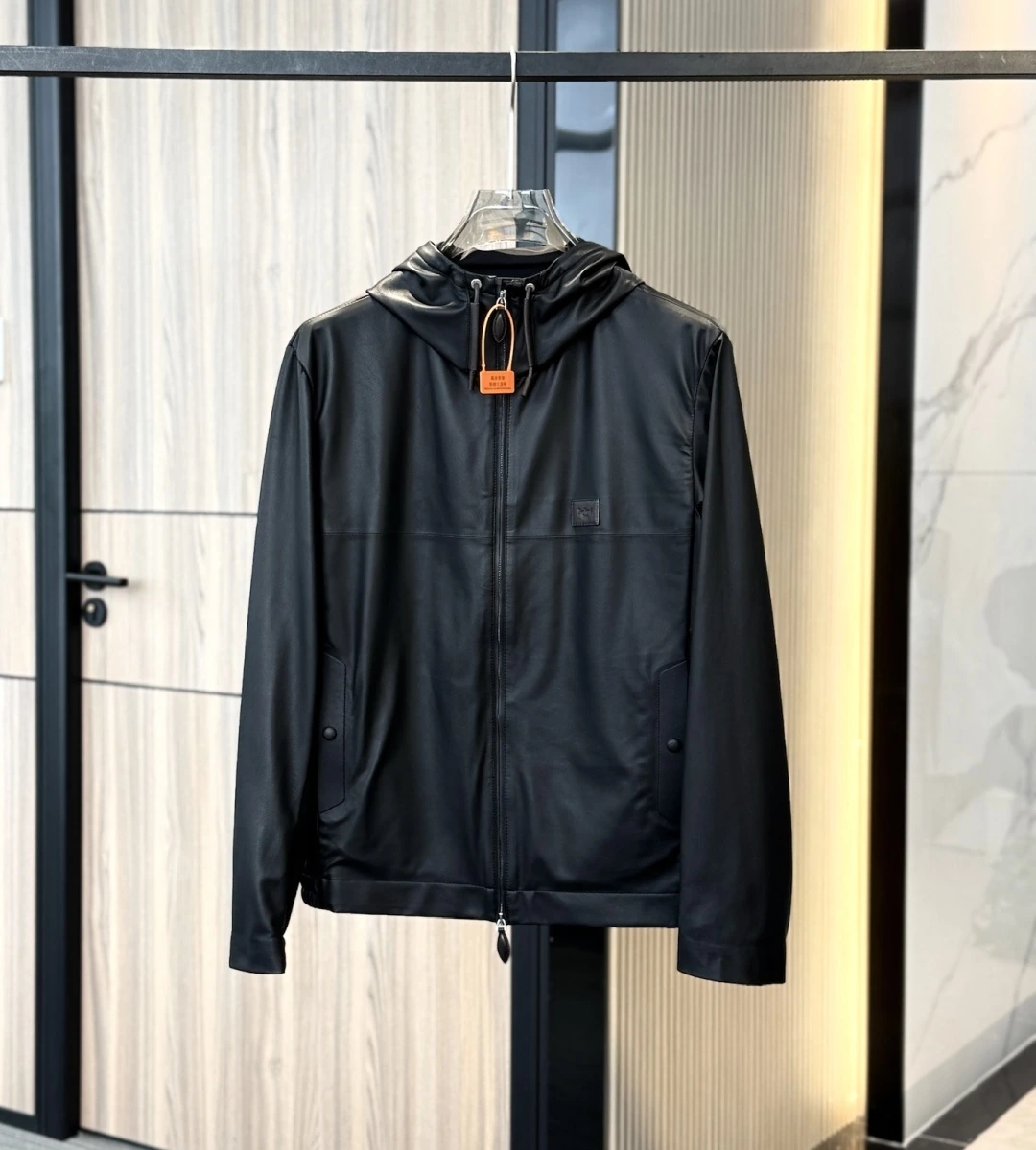 Berluti- berluti Berlu フード付き・ジップ・ポケット・合わせやすい・ソフトな風合い・ロゴディテール レザージャケット。 素材:ラムスキン・デニム
