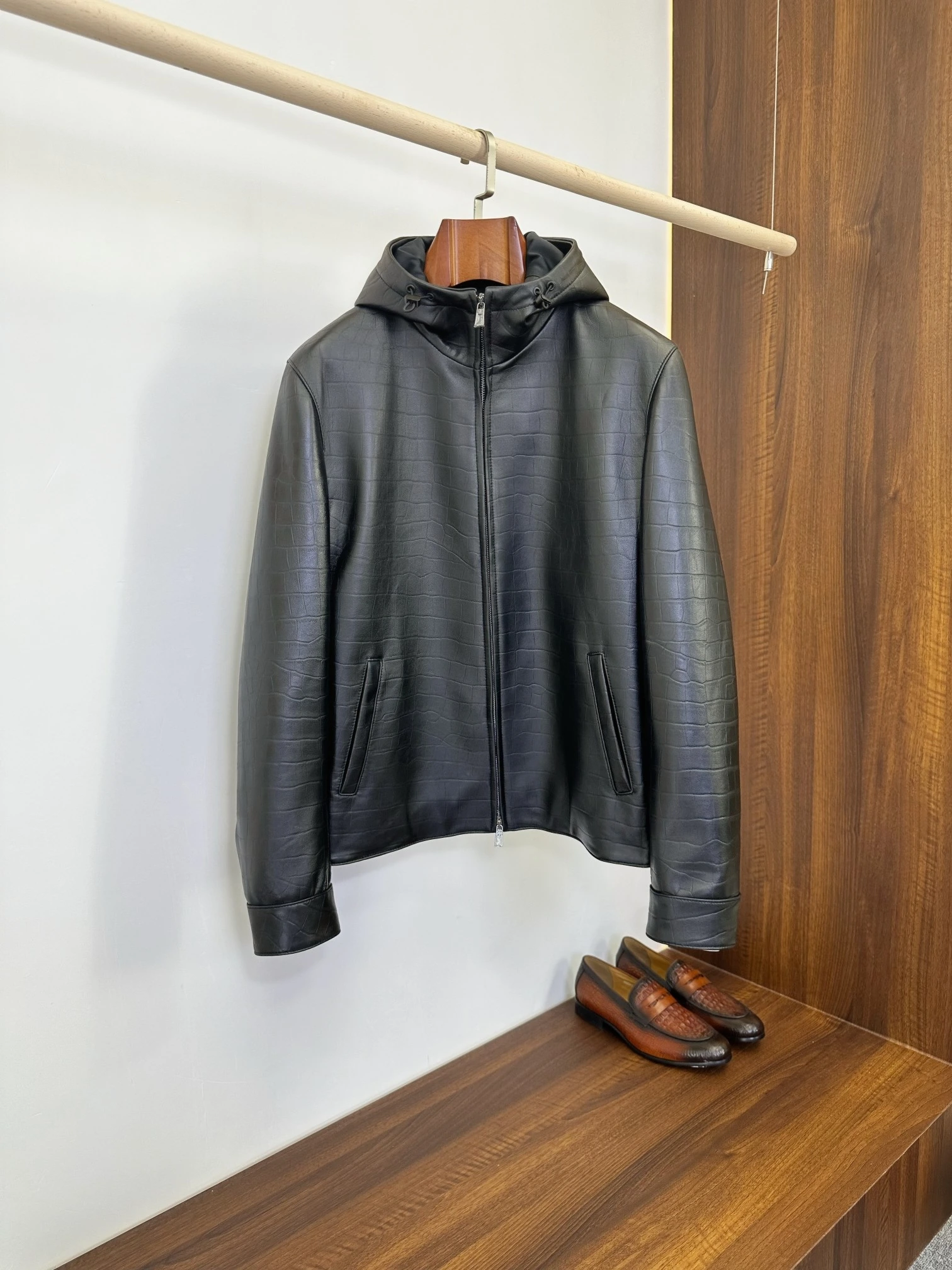 Loro Piana(ロロ・ピアーナ) リラックスフィット・フード付き・ジップ・ポケット・ソフトな風合い・ドローストリング・ゴム仕様・エンボス加工・マット仕上げ レザージャケット。 素材:インポートラムスキン・ラムスキン。 調節可能
