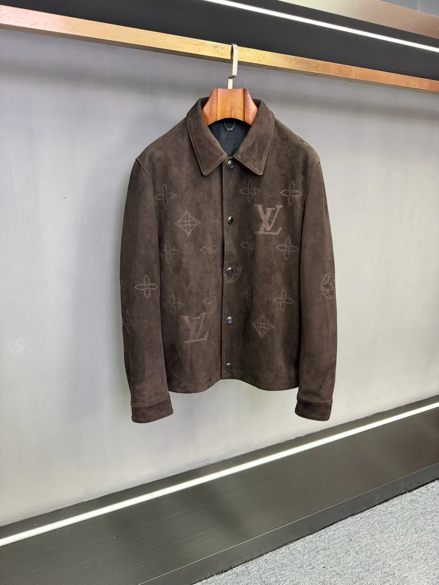 Louis Vuitton(ルイ・ヴィトン / LV) 秋冬 Monogram メンズ 刺繍・襟付き・Monogram・マット仕上げ・スナップボタン レザージャケット。 素材:スエードラムスキン・スエード。 サイズ:M-3XL