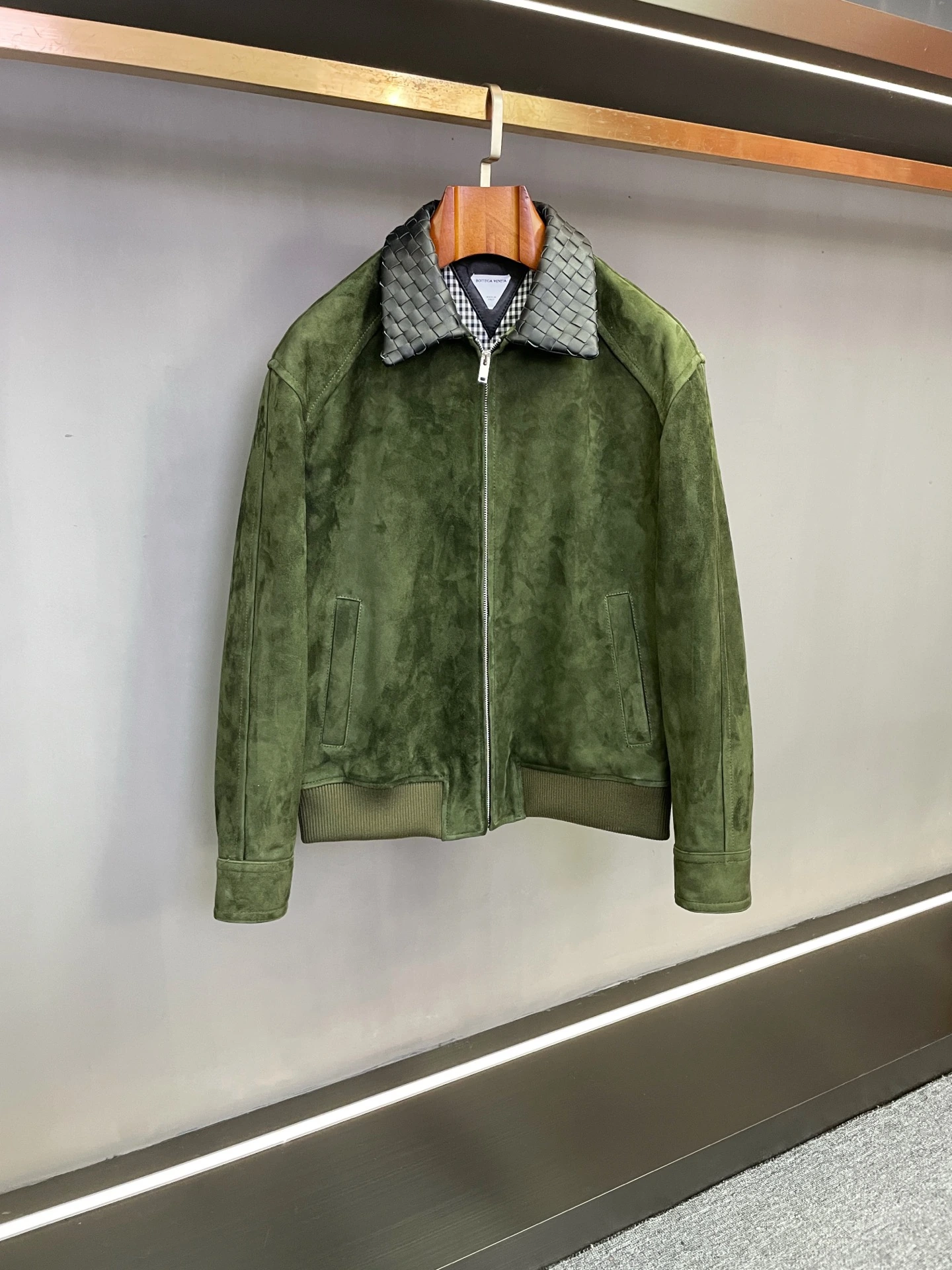 Bottega Veneta(ボッテガ・ヴェネタ) Intrecciato チェック・ヴィンテージ風・クロップド丈・ジップ・リブ レザージャケット。 素材:スエードラムスキン・スエード