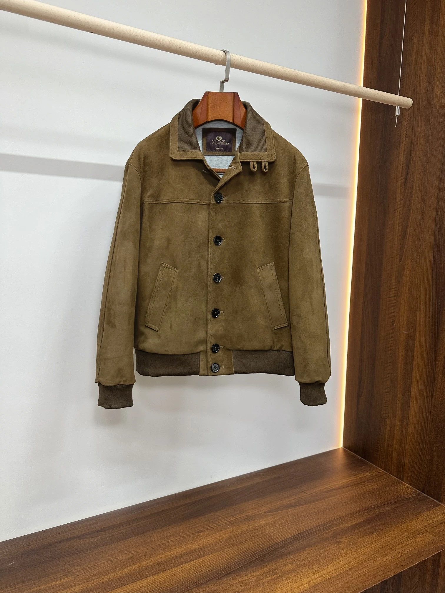 Loro Piana(ロロ・ピアーナ) メンズ ヴィンテージ風・クロップド丈・襟付き・肌触りが良い・ドローストリング・リブ ボンバージャケット。 素材:スエードラムスキン・スエード