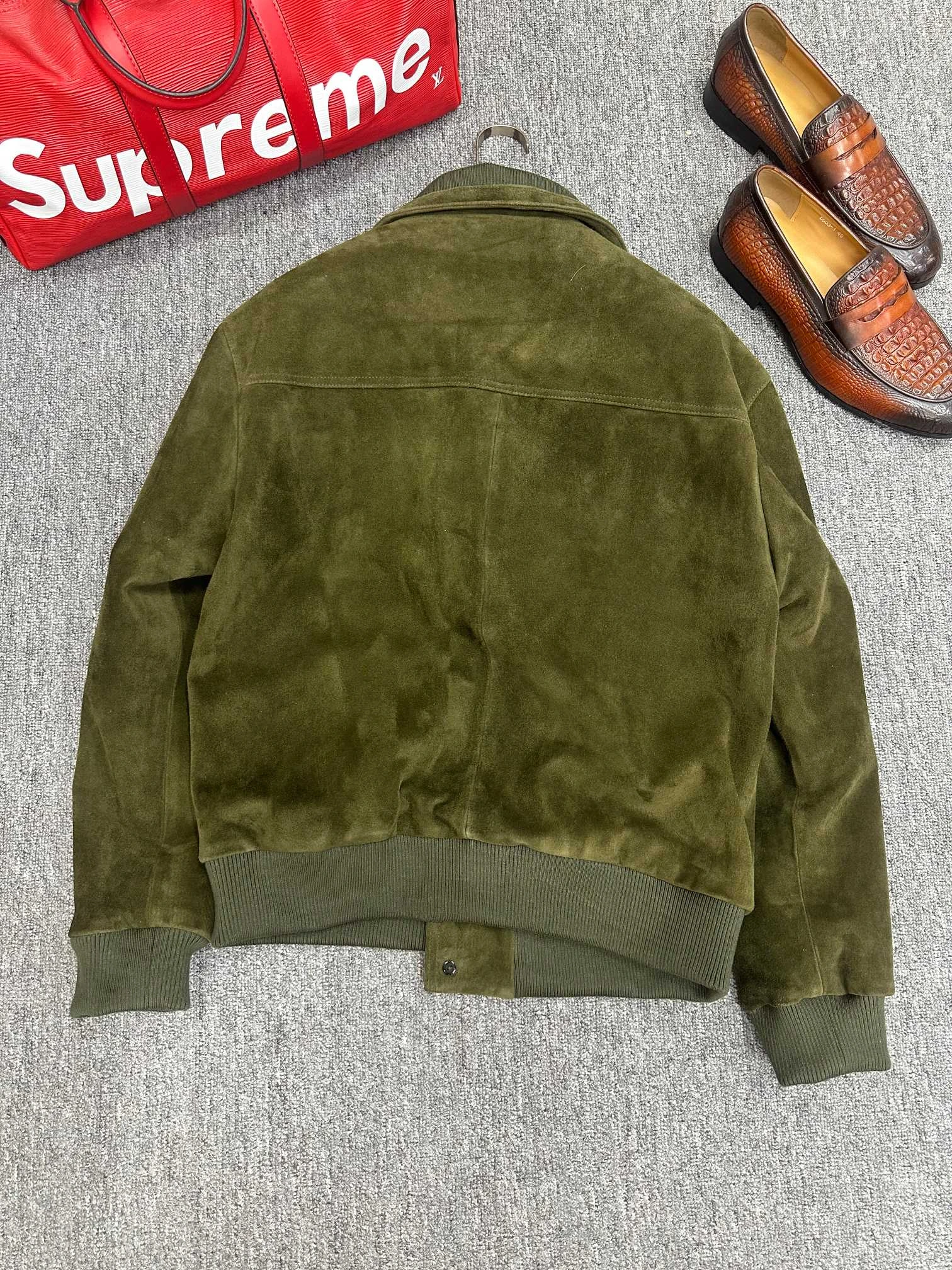 Loro Piana(ロロ・ピアーナ) メンズ ヴィンテージ風・クロップド丈・襟付き・肌触りが良い・ドローストリング・リブ ボンバージャケット。 素材:スエードラムスキン・スエード